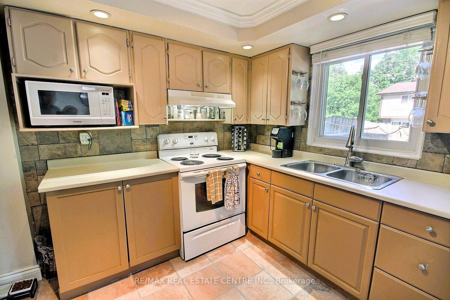 Photo 8 of 541 Parkview Crescent, Cambridge, Preston North — HOMEH