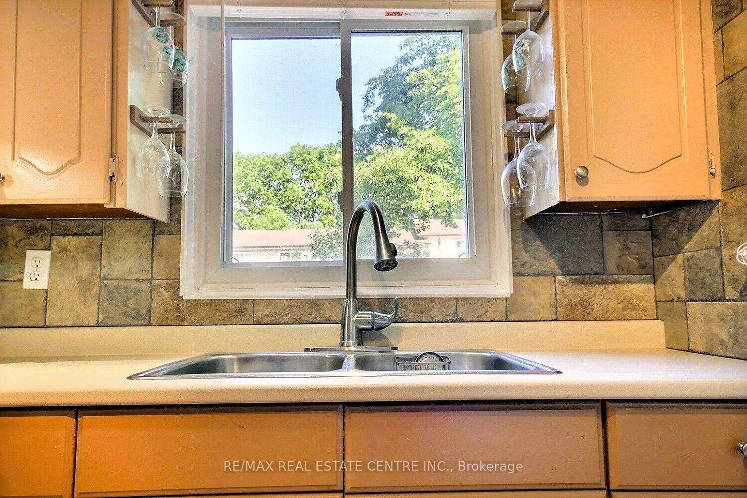Photo 9 of 541 Parkview Crescent, Cambridge, Preston North — HOMEH
