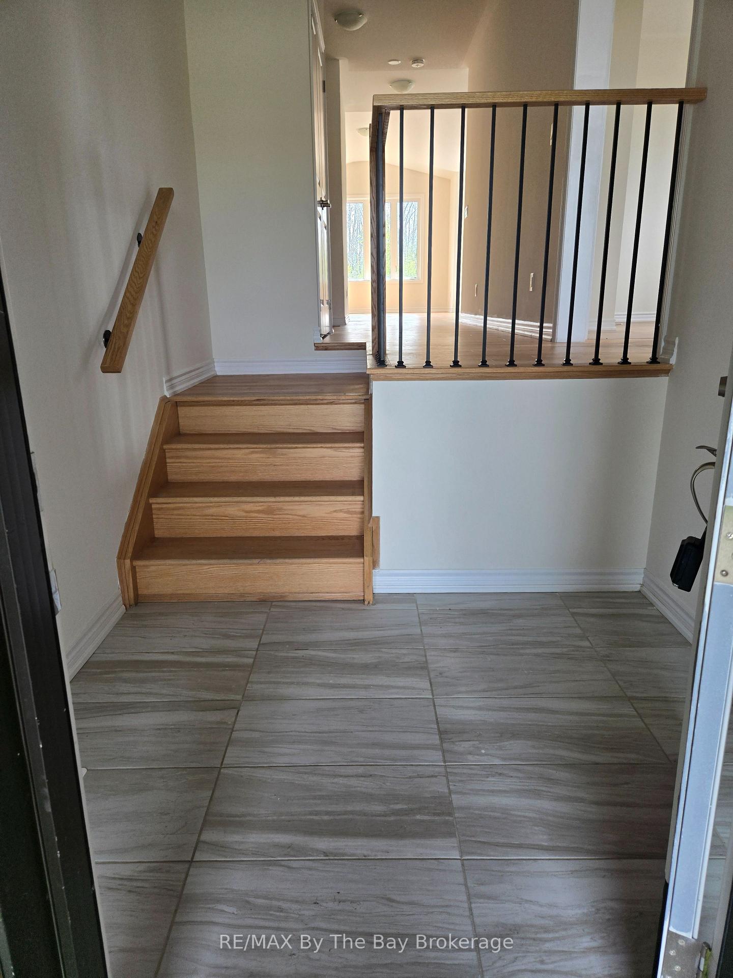 Photo 2 of 40 Rosanne Circle, Wasaga Beach — HOMEH