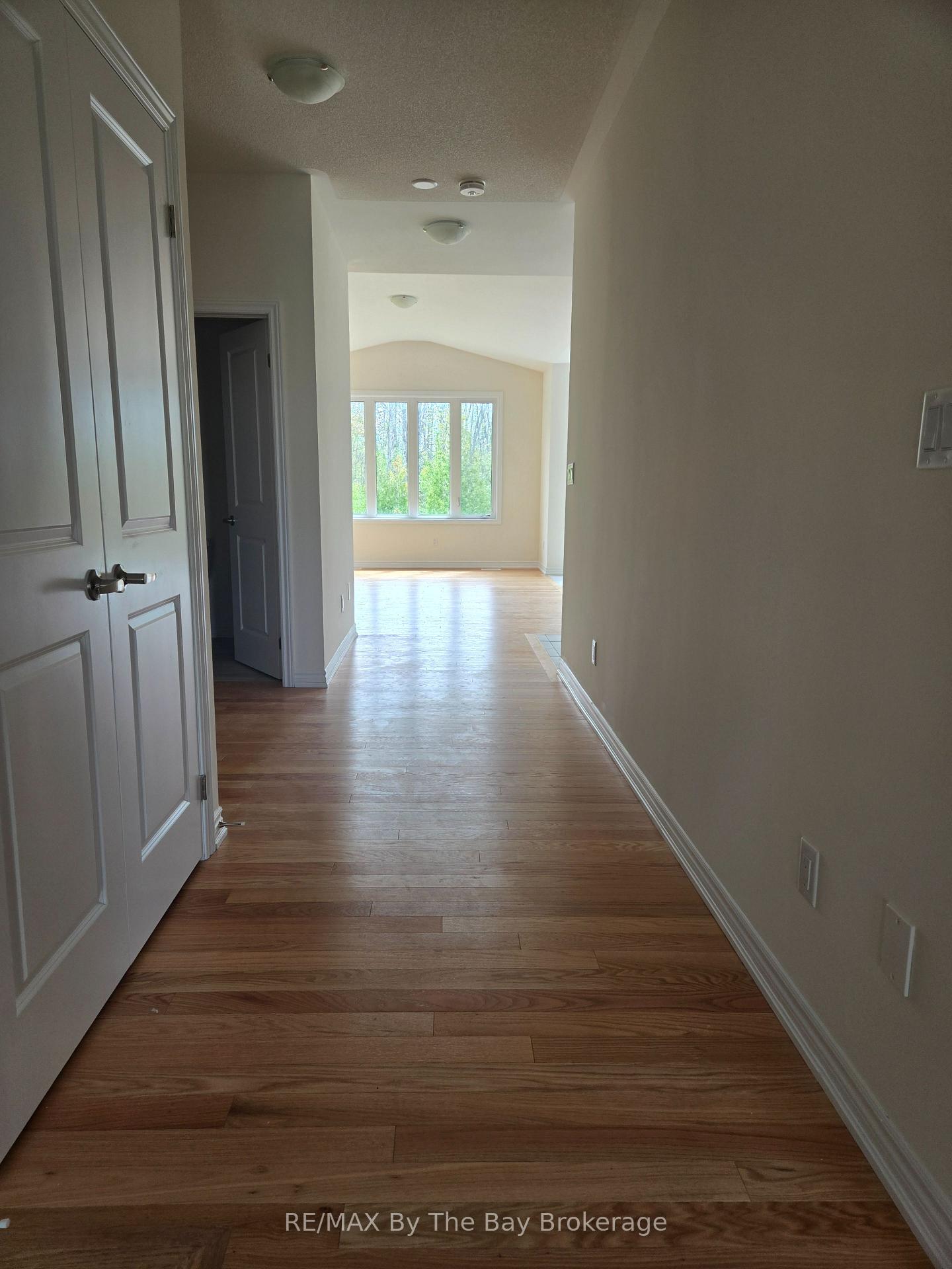 Photo 3 of 40 Rosanne Circle, Wasaga Beach — HOMEH