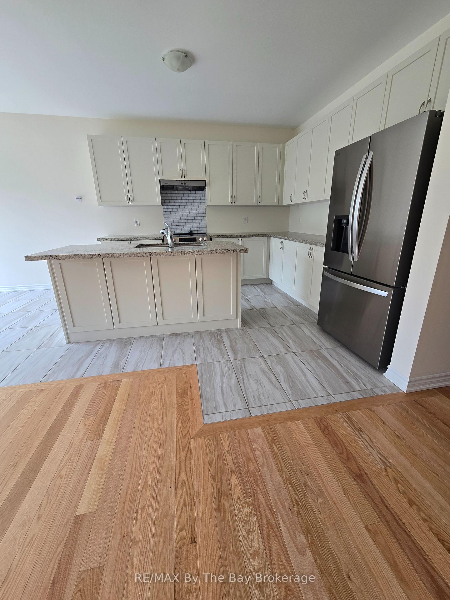 Photo 5 of 40 Rosanne Circle, Wasaga Beach — HOMEH