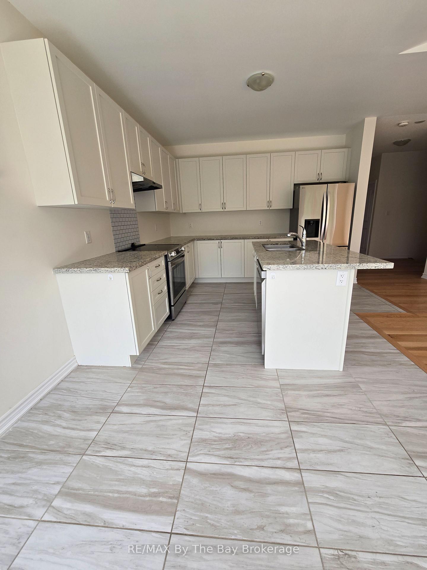 Photo 6 of 40 Rosanne Circle, Wasaga Beach — HOMEH