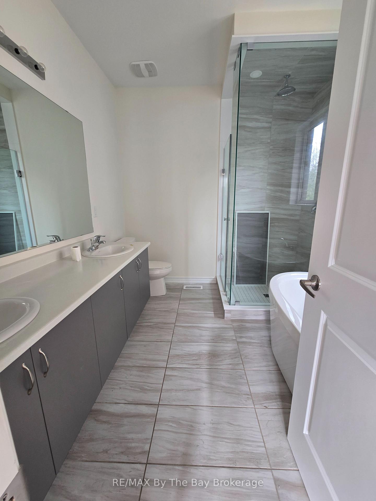 Photo 10 of 40 Rosanne Circle, Wasaga Beach — HOMEH
