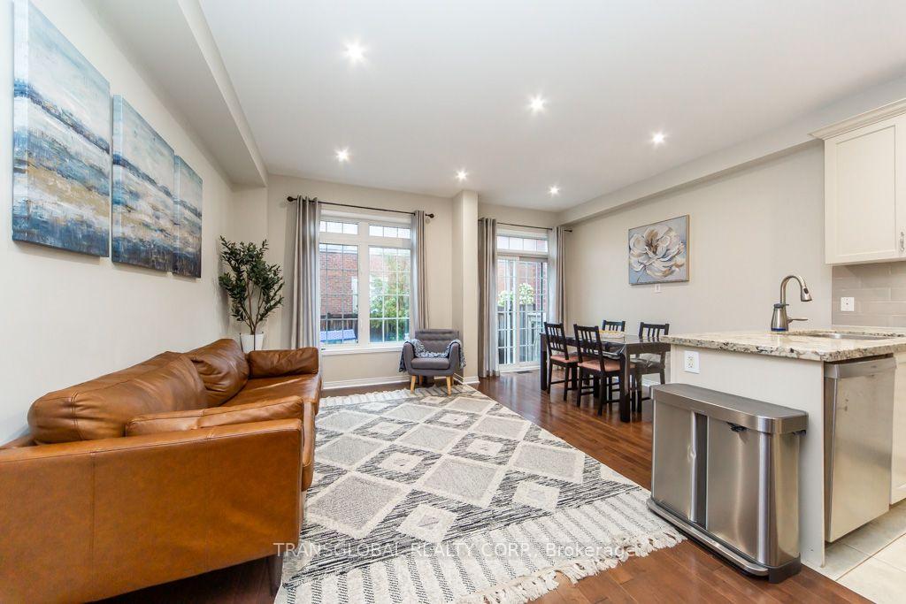 Photo 4 of 83 Spruce Pine Crescent N, Vaughan, Patterson — HOMEH