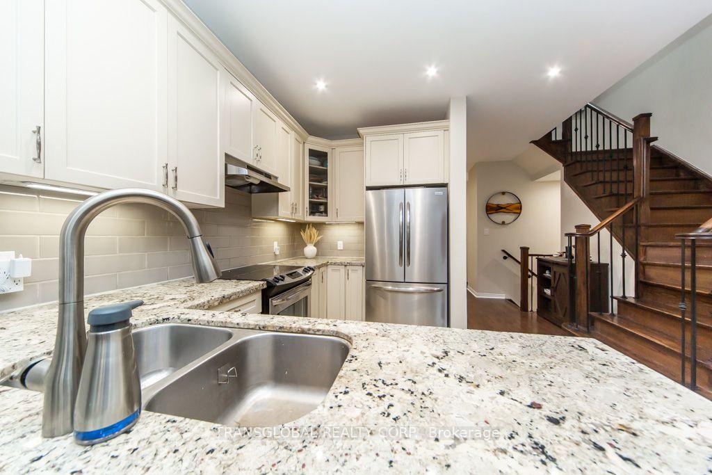 Photo 5 of 83 Spruce Pine Crescent N, Vaughan, Patterson — HOMEH