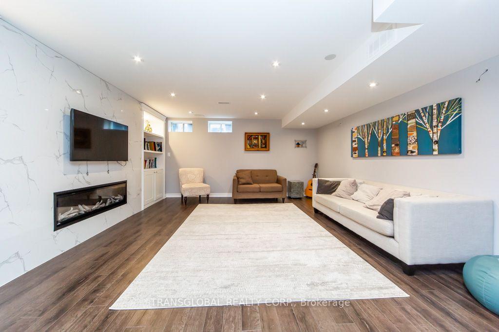 Photo 13 of 83 Spruce Pine Crescent N, Vaughan, Patterson — HOMEH