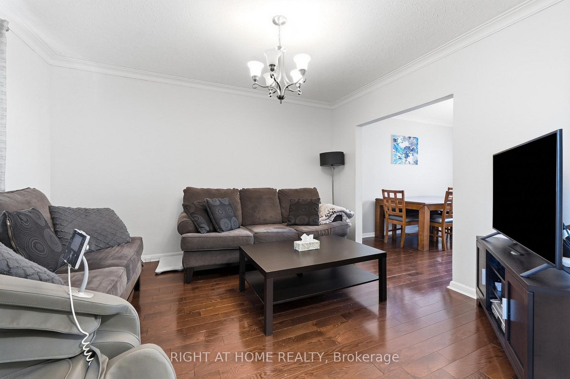 Photo 5 of 16 Greendale Avenue, Toronto, Rockcliffe-Smythe — HOMEH