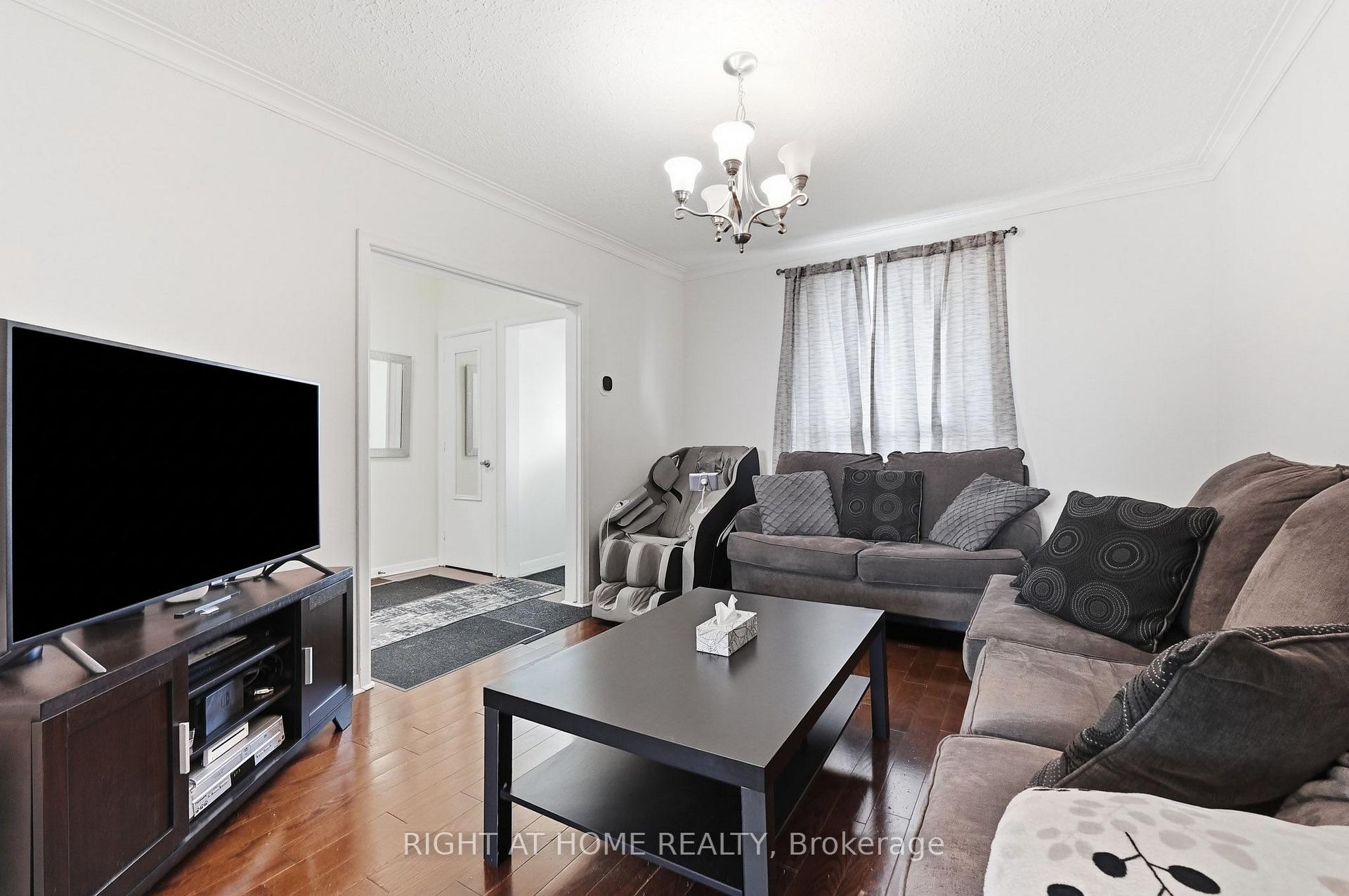 Photo 7 of 16 Greendale Avenue, Toronto, Rockcliffe-Smythe — HOMEH