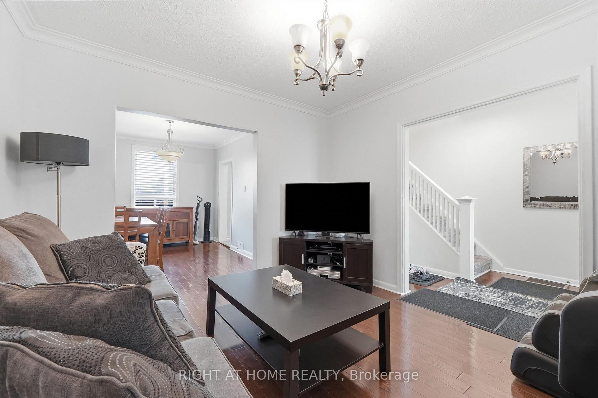 Photo 8 of 16 Greendale Avenue, Toronto, Rockcliffe-Smythe — HOMEH