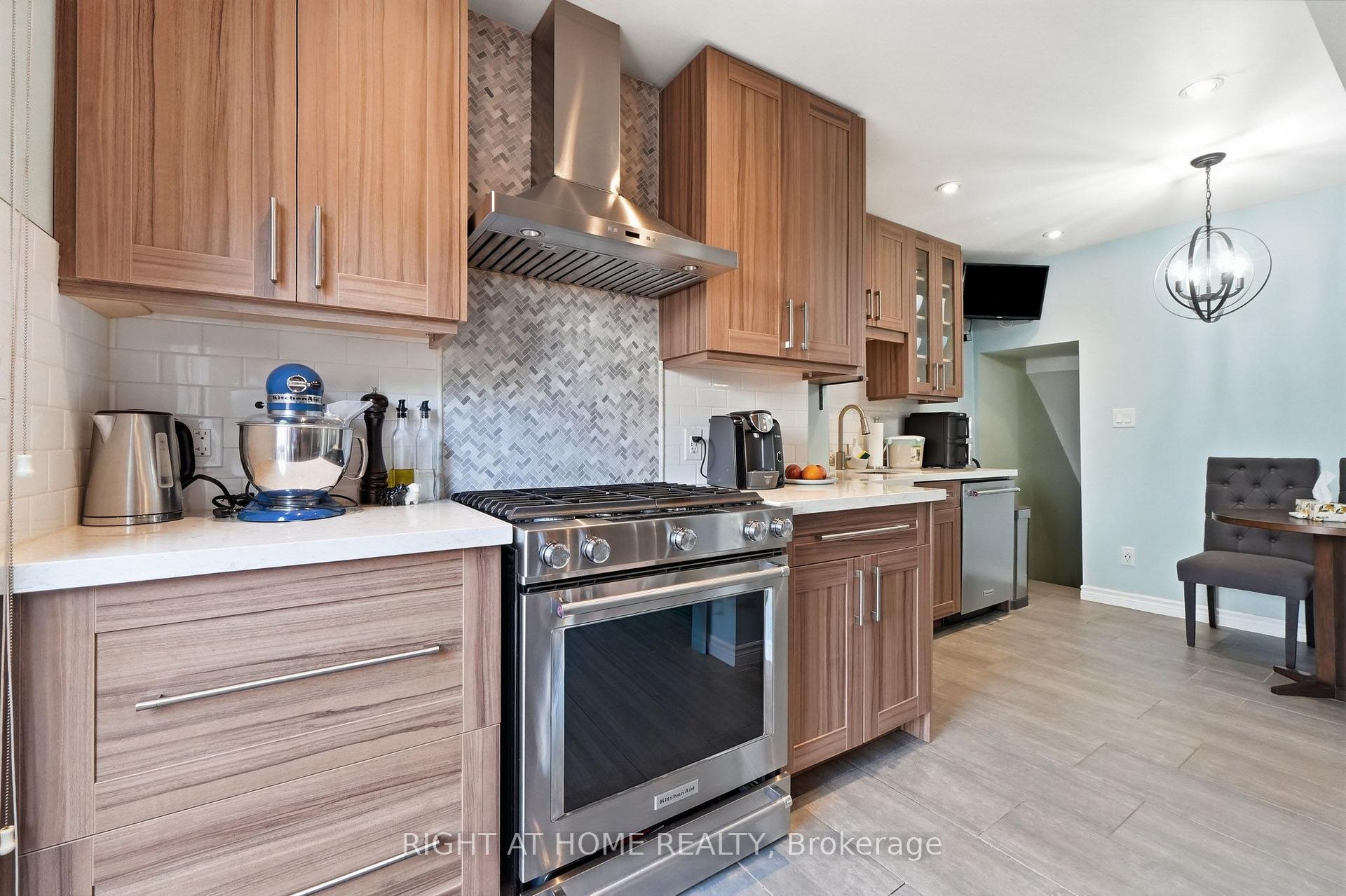 Photo 15 of 16 Greendale Avenue, Toronto, Rockcliffe-Smythe — HOMEH