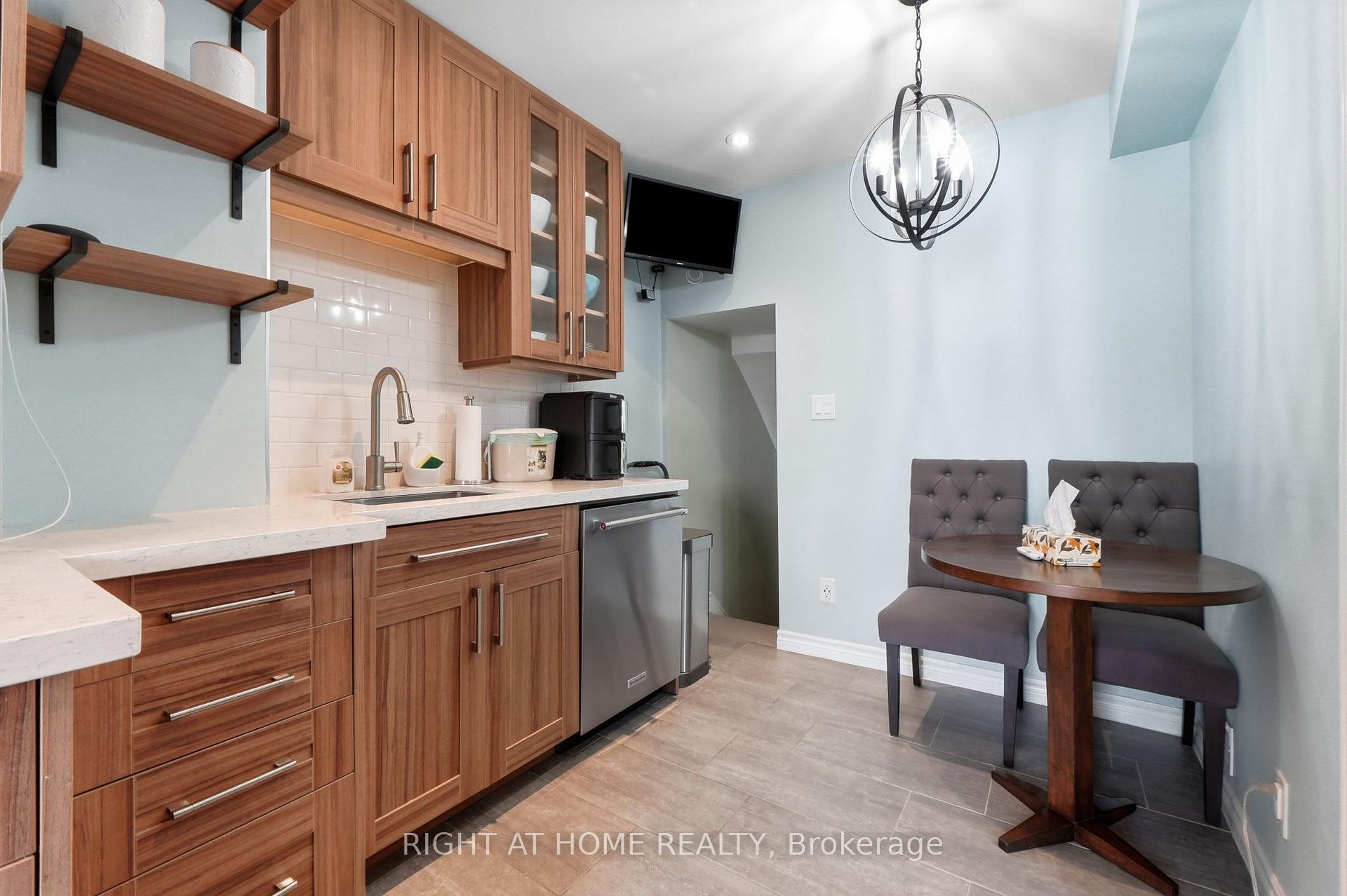 Photo 17 of 16 Greendale Avenue, Toronto, Rockcliffe-Smythe — HOMEH