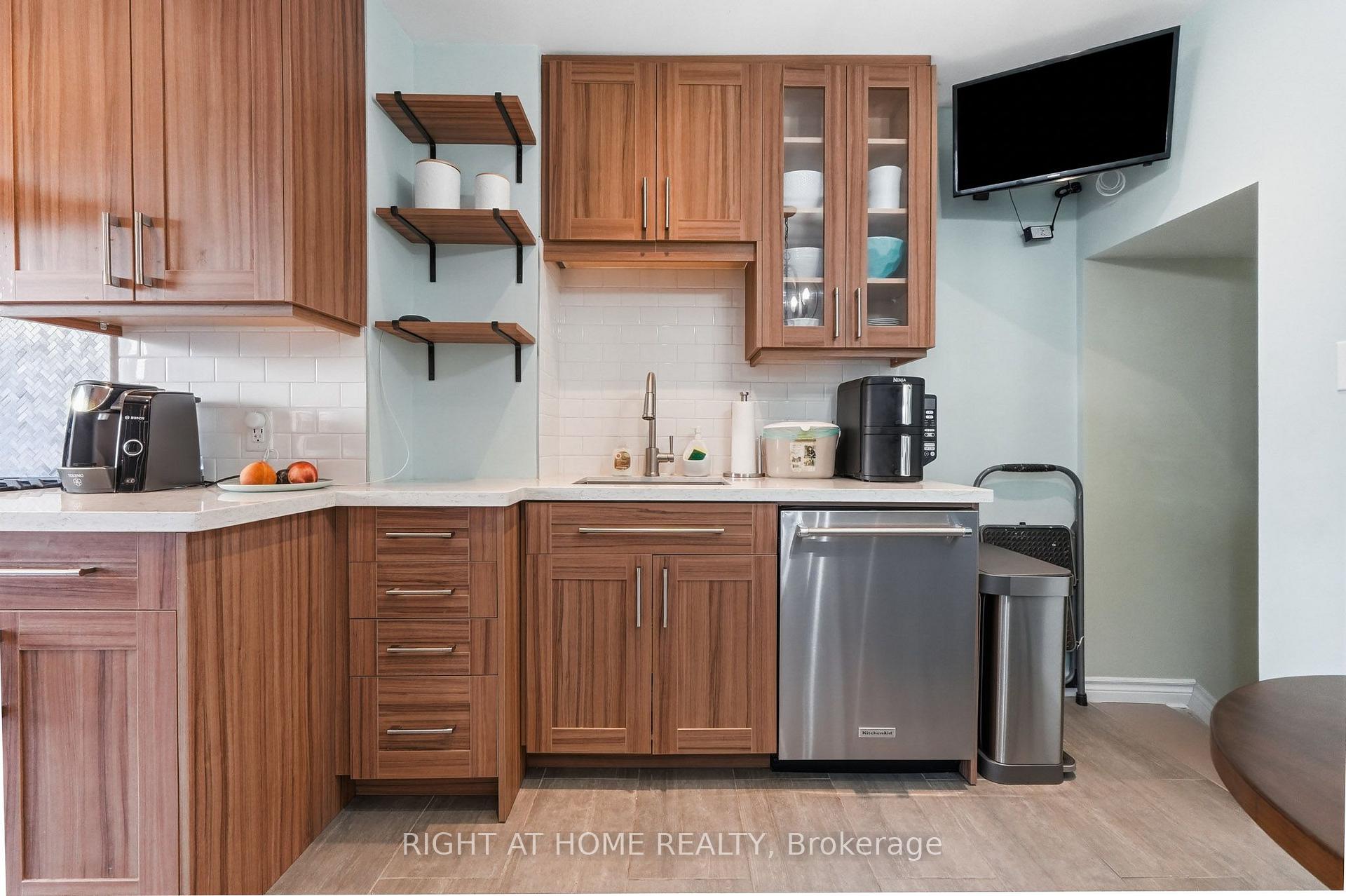 Photo 18 of 16 Greendale Avenue, Toronto, Rockcliffe-Smythe — HOMEH