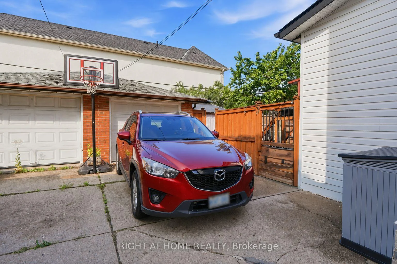 Photo 38 of 16 Greendale Avenue, Toronto, Rockcliffe-Smythe — HOMEH