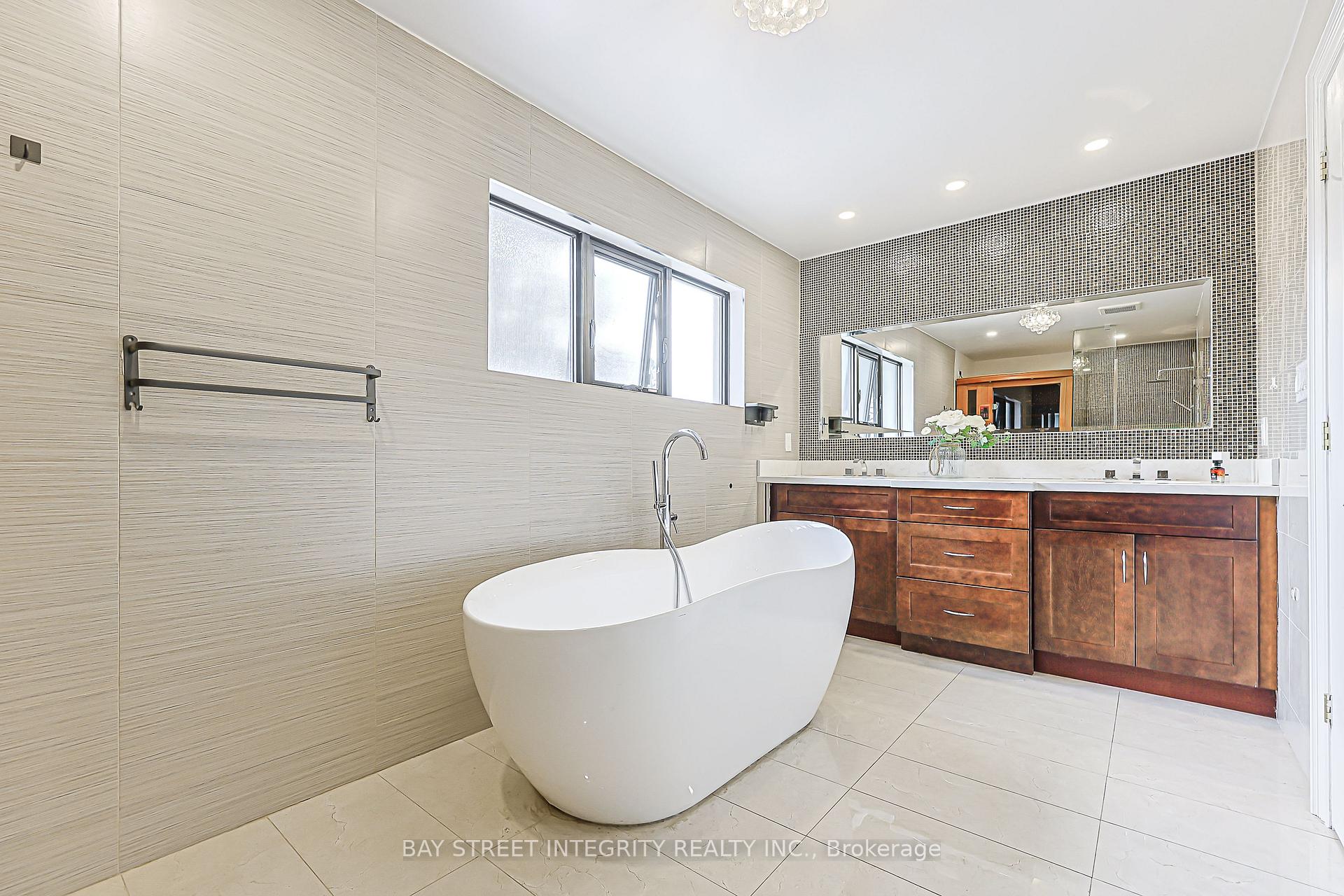 Photo 24 of 33 Deerford Road, North York, Don Valley Village — HOMEH