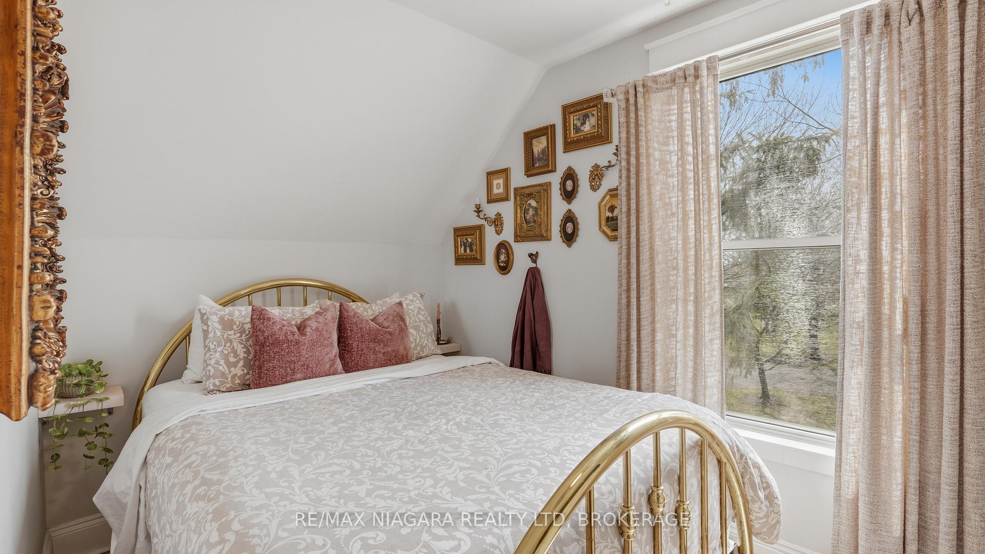 Photo 23 of 106 Colborne Street, Welland, Broadway — HOMEH