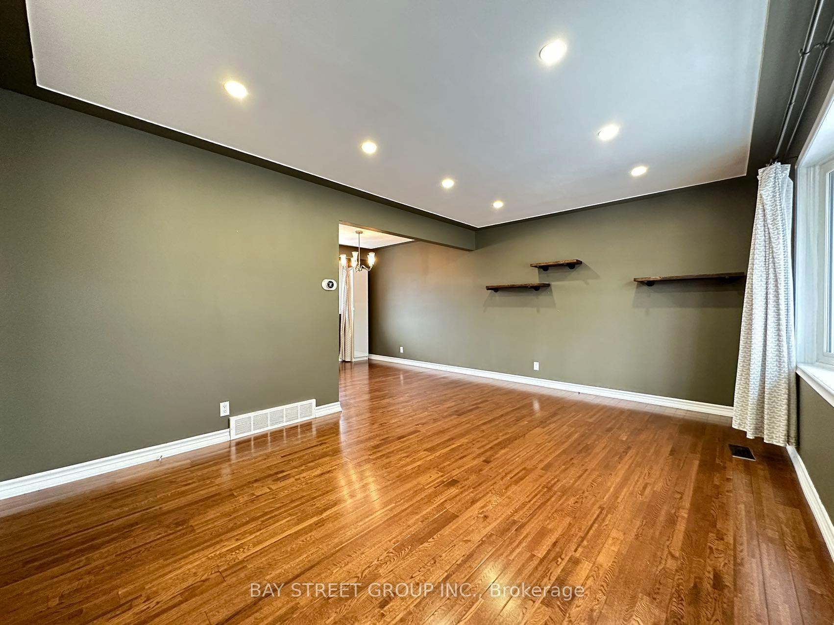 Photo 3 of 49 Howland Drive, Kitchener, Laurentian Hills — HOMEH