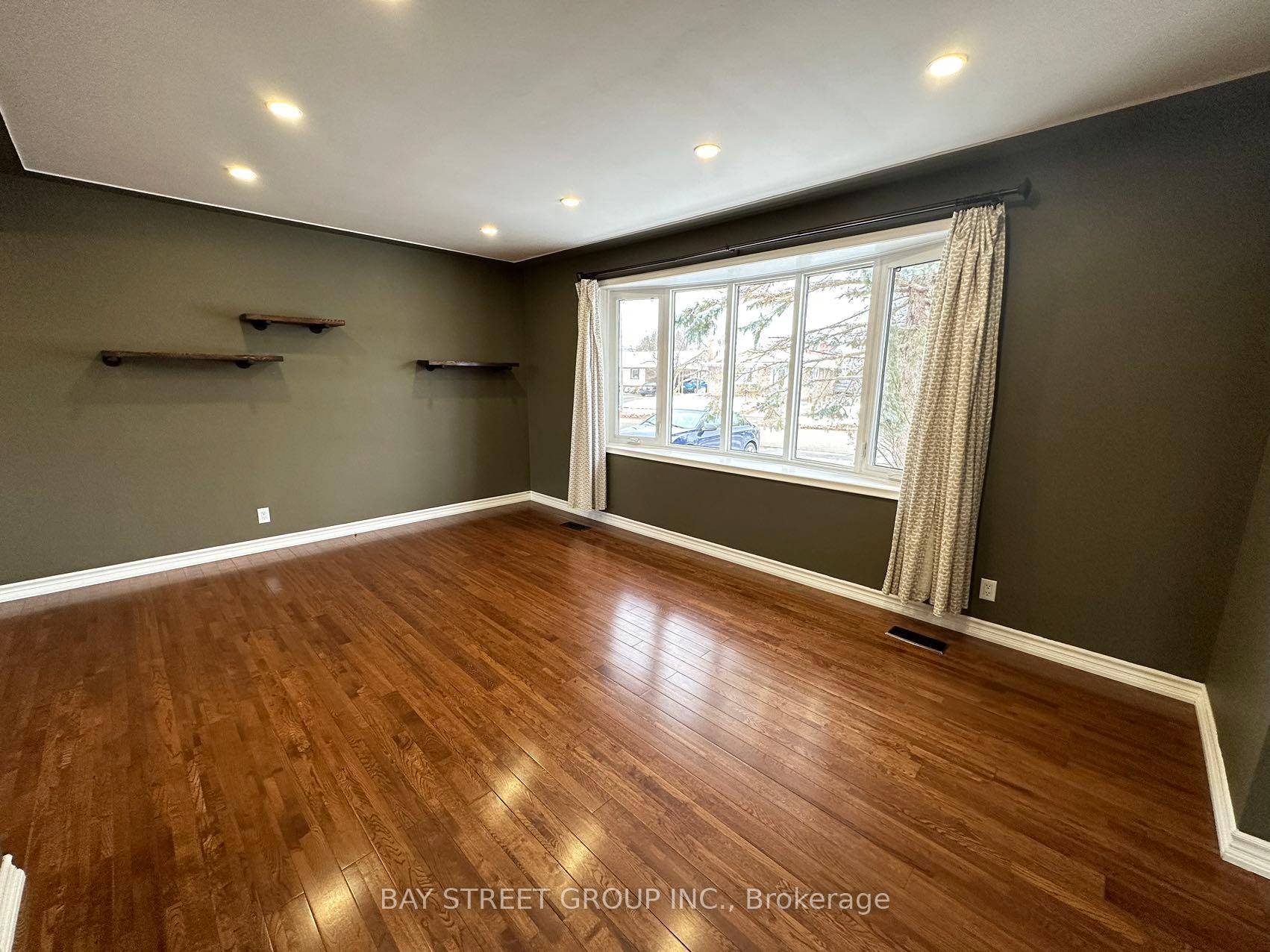 Photo 5 of 49 Howland Drive, Kitchener, Laurentian Hills — HOMEH