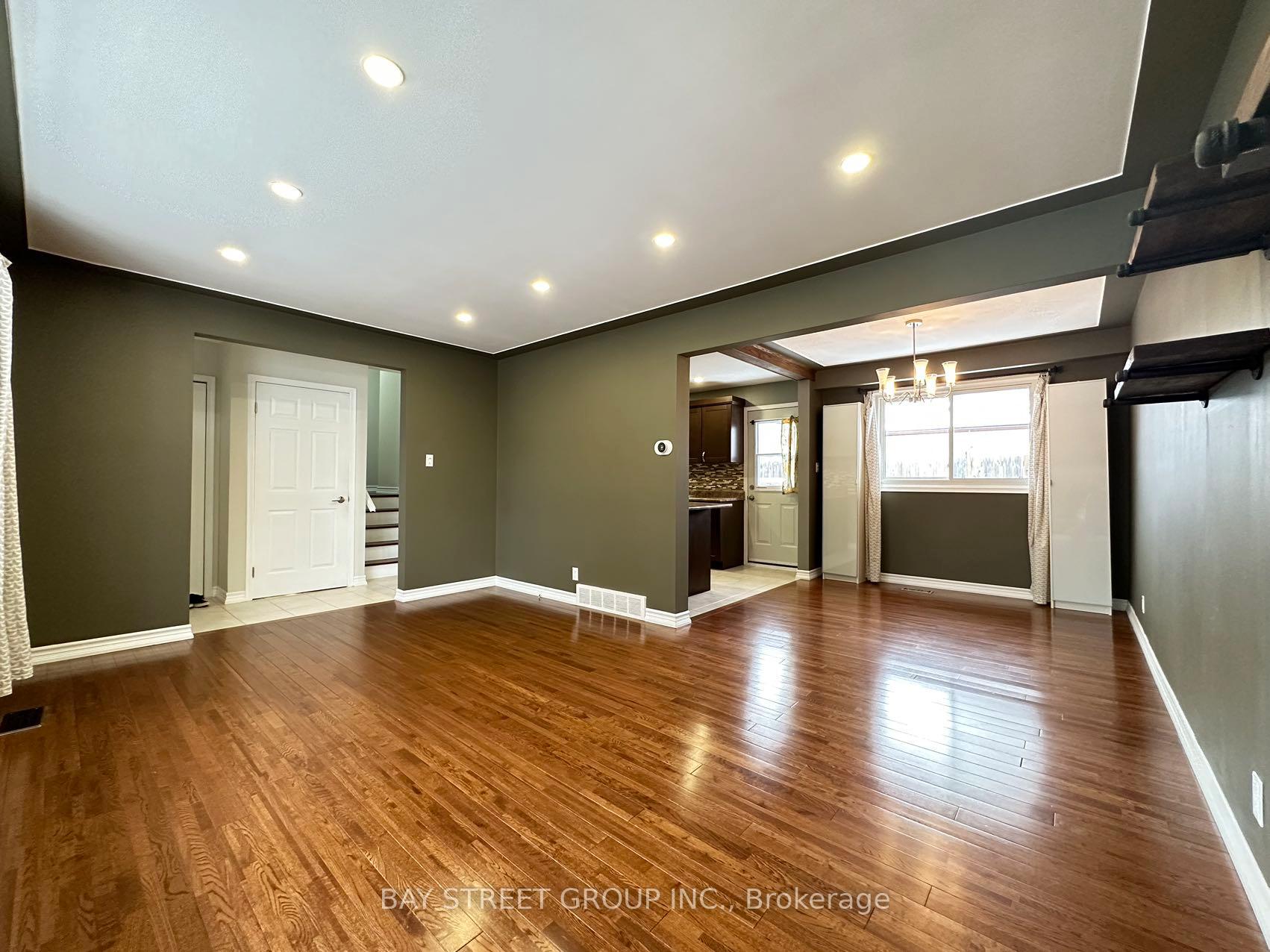 Photo 7 of 49 Howland Drive, Kitchener, Laurentian Hills — HOMEH