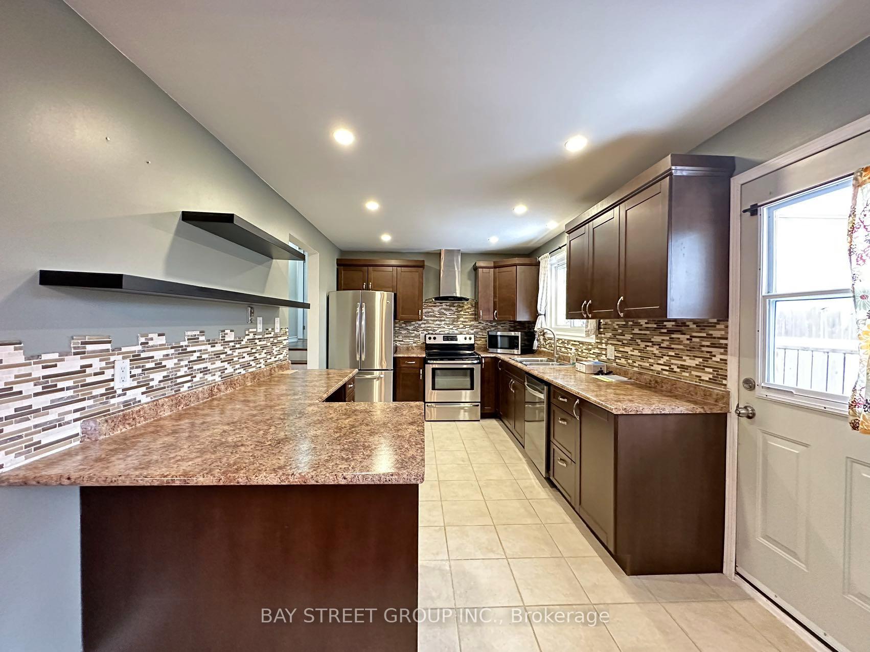Photo 9 of 49 Howland Drive, Kitchener, Laurentian Hills — HOMEH