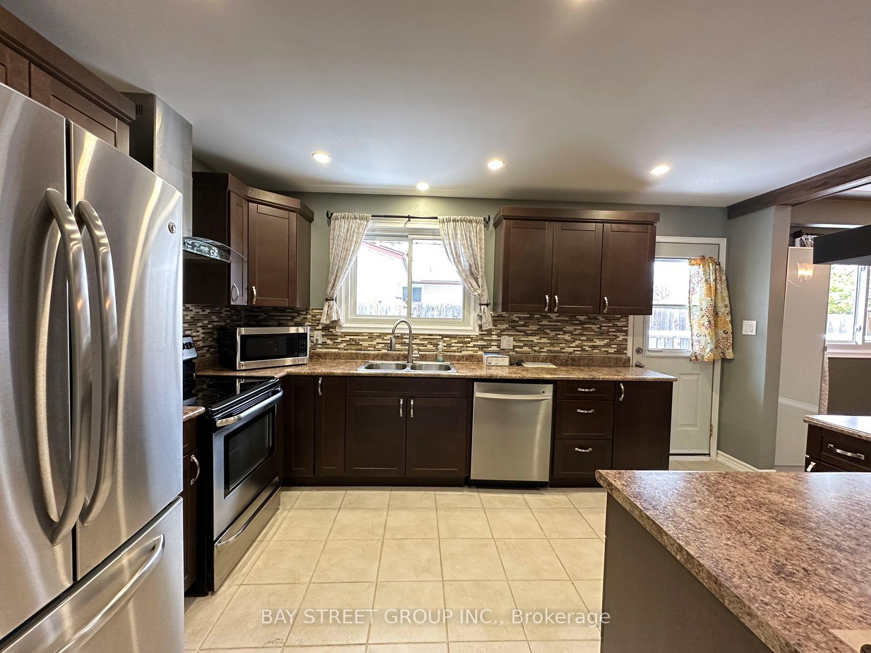 Photo 11 of 49 Howland Drive, Kitchener, Laurentian Hills — HOMEH