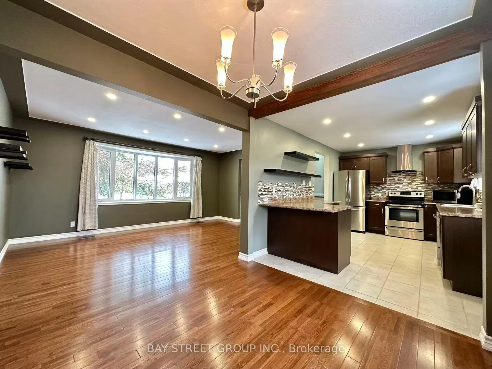 Photo 4 of 49 Howland Drive, Kitchener, Laurentian Hills — HOMEH