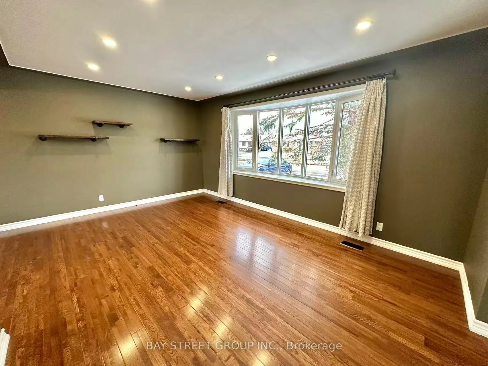 Photo 6 of 49 Howland Drive, Kitchener, Laurentian Hills — HOMEH