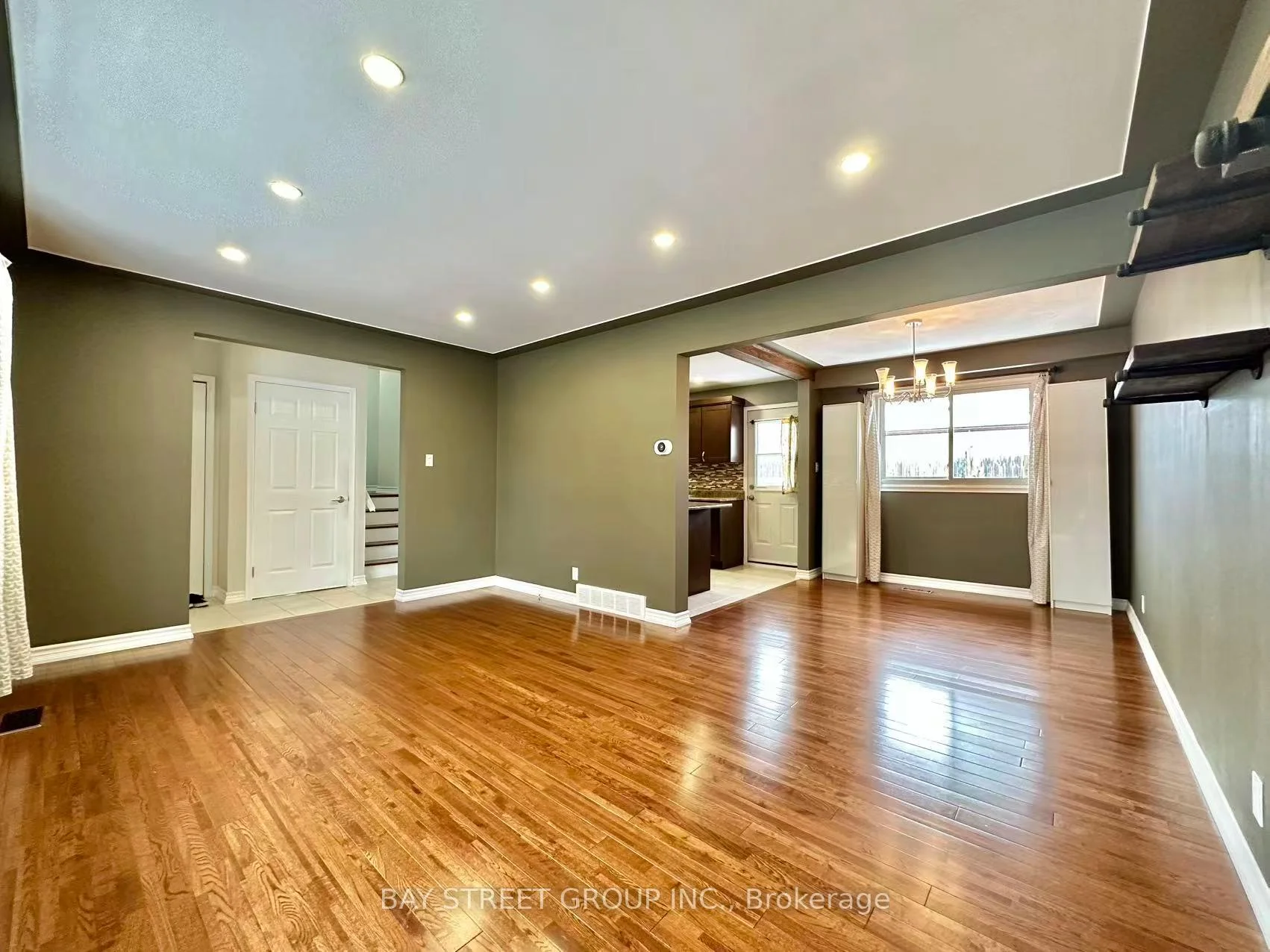 Photo 8 of 49 Howland Drive, Kitchener, Laurentian Hills — HOMEH