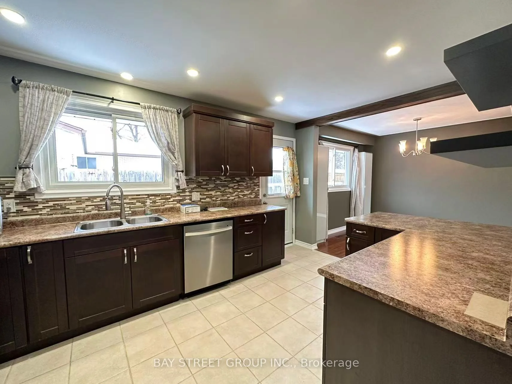Photo 10 of 49 Howland Drive, Kitchener, Laurentian Hills — HOMEH