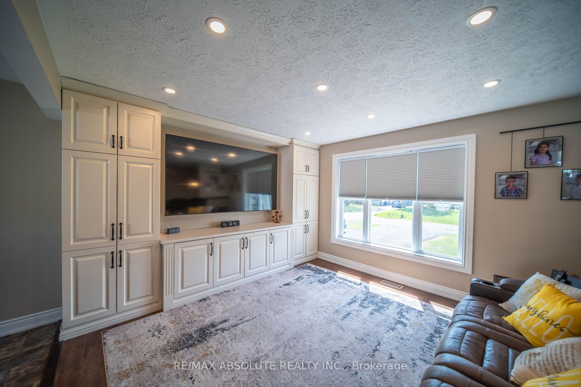 Photo 6 of 38 Duchesse Crescent, Russell, Russell Twp — HOMEH