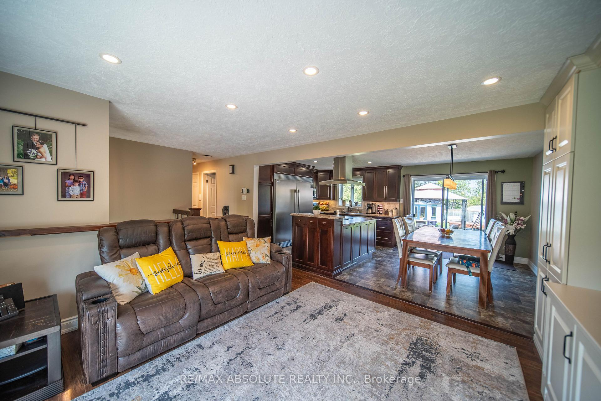 Photo 7 of 38 Duchesse Crescent, Russell, Russell Twp — HOMEH