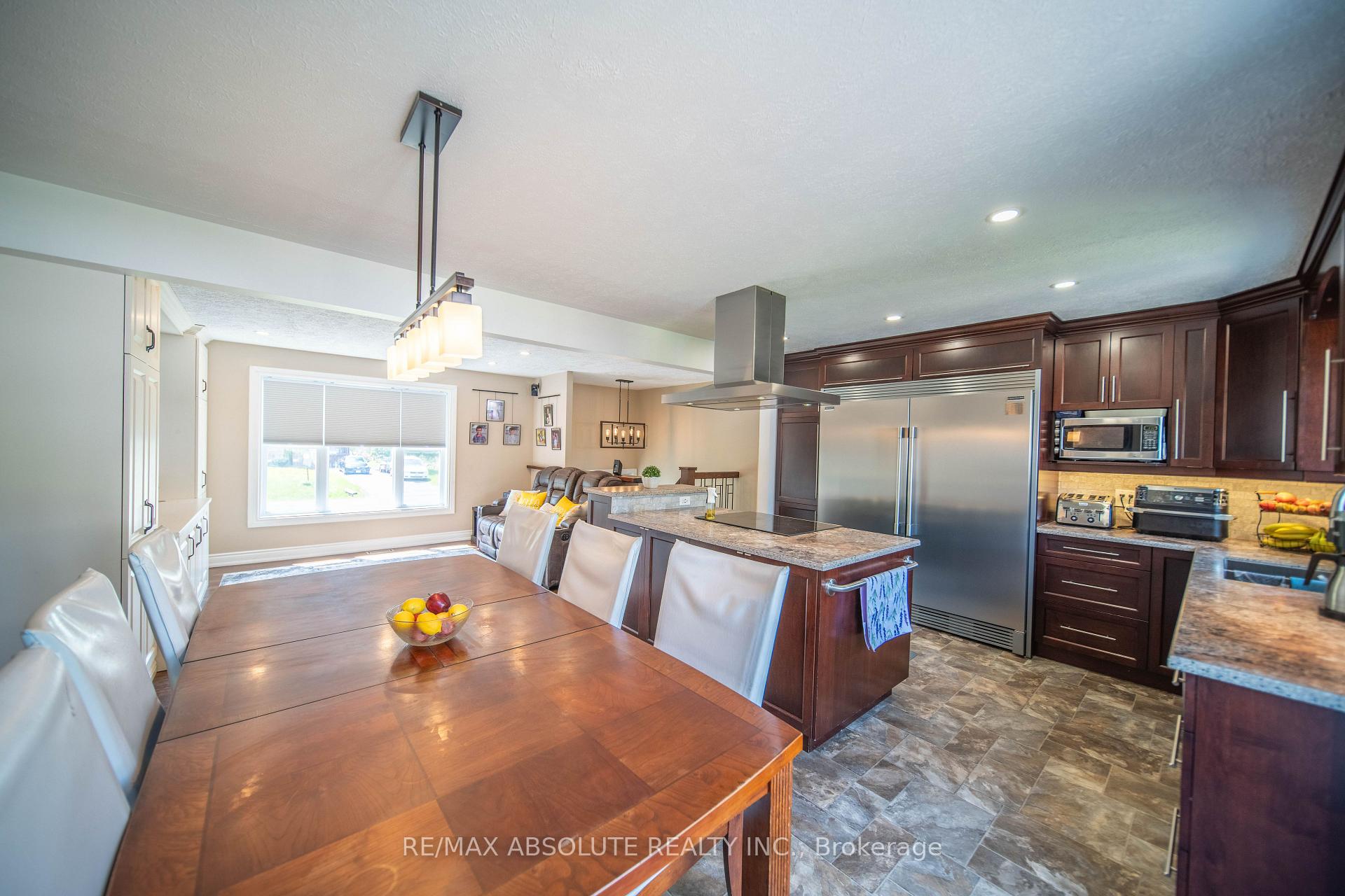 Photo 8 of 38 Duchesse Crescent, Russell, Russell Twp — HOMEH