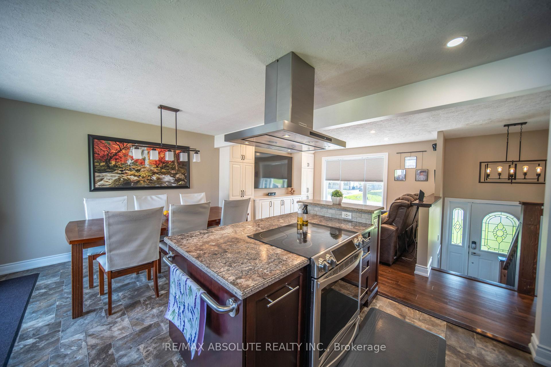 Photo 9 of 38 Duchesse Crescent, Russell, Russell Twp — HOMEH