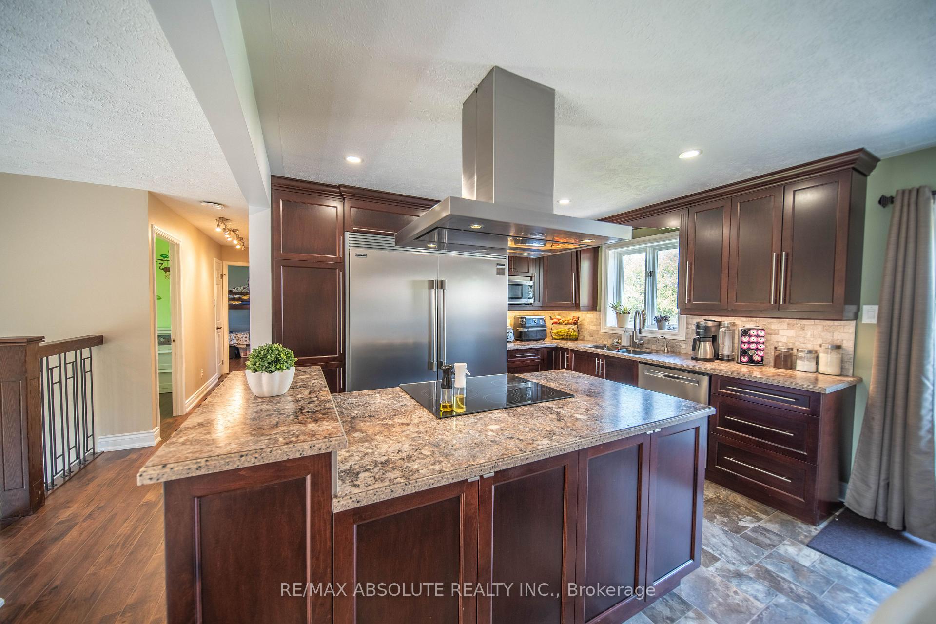 Photo 10 of 38 Duchesse Crescent, Russell, Russell Twp — HOMEH