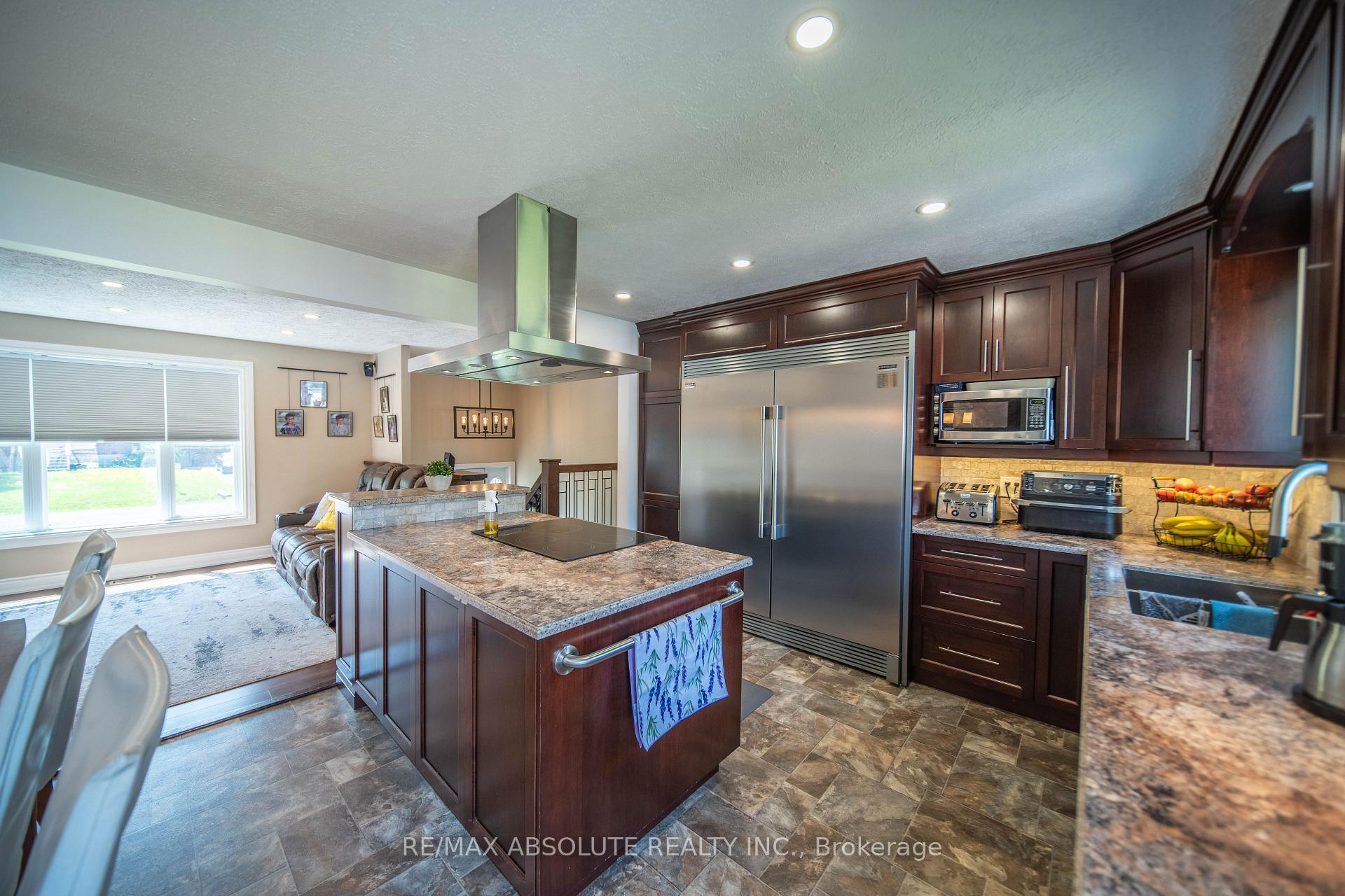 Photo 11 of 38 Duchesse Crescent, Russell, Russell Twp — HOMEH