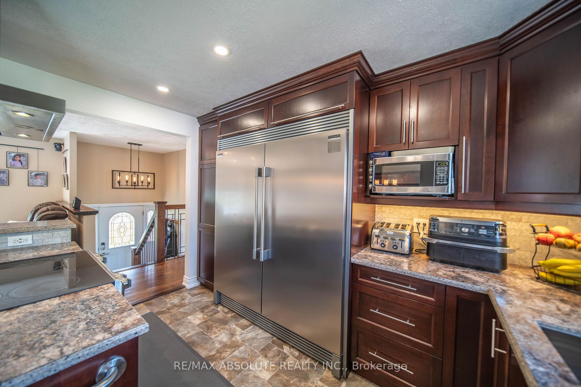 Photo 12 of 38 Duchesse Crescent, Russell, Russell Twp — HOMEH