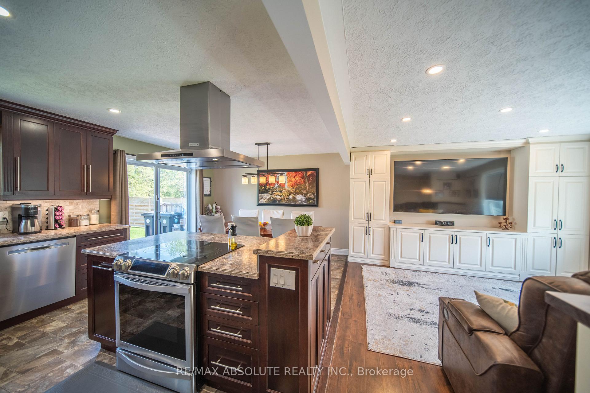 Photo 13 of 38 Duchesse Crescent, Russell, Russell Twp — HOMEH