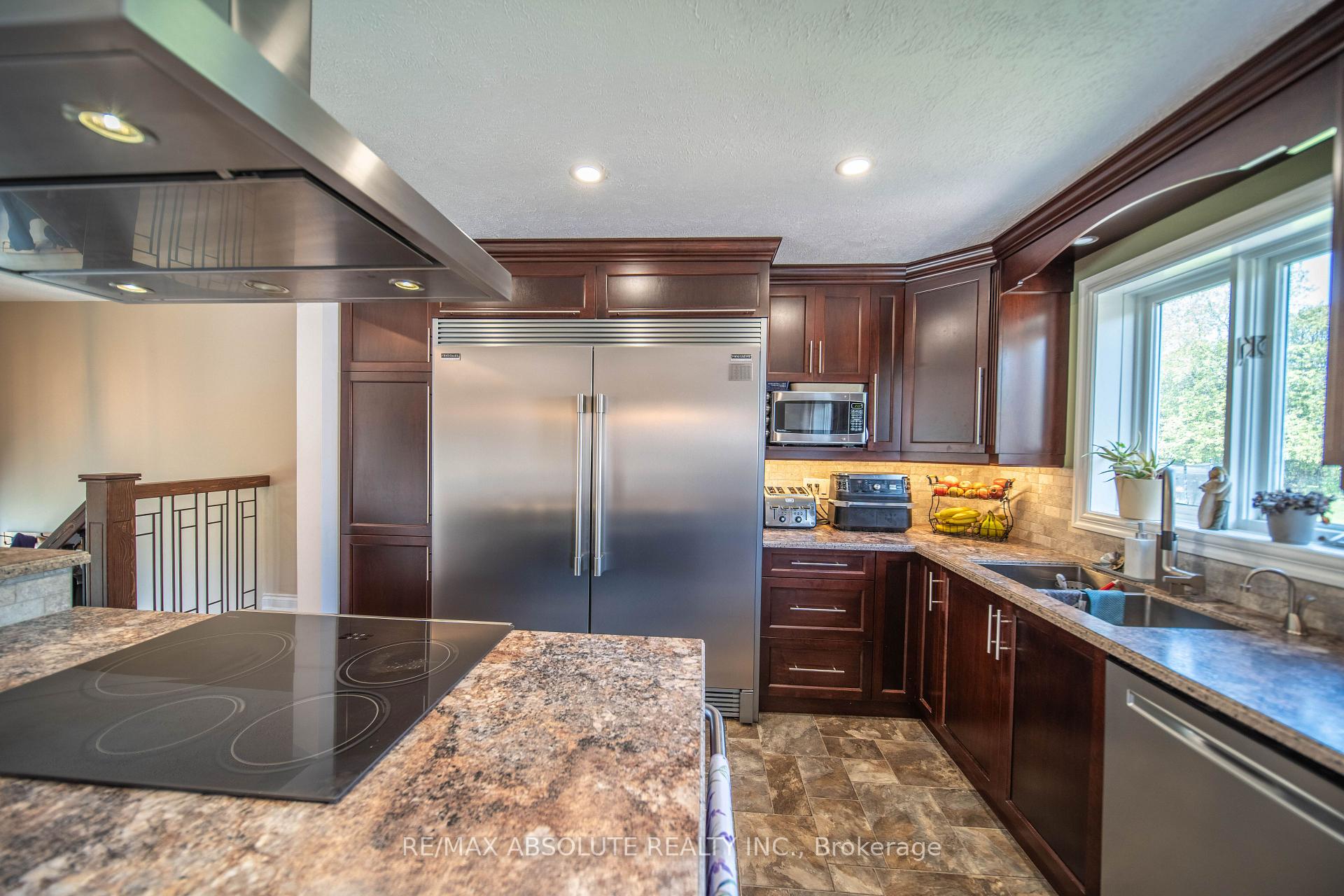 Photo 14 of 38 Duchesse Crescent, Russell, Russell Twp — HOMEH