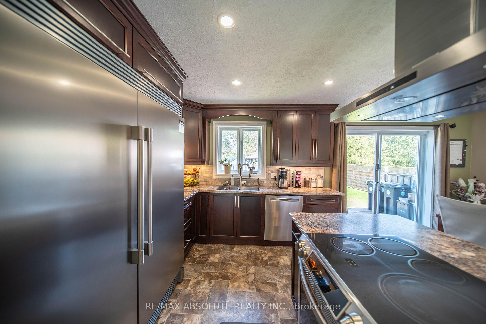 Photo 15 of 38 Duchesse Crescent, Russell, Russell Twp — HOMEH