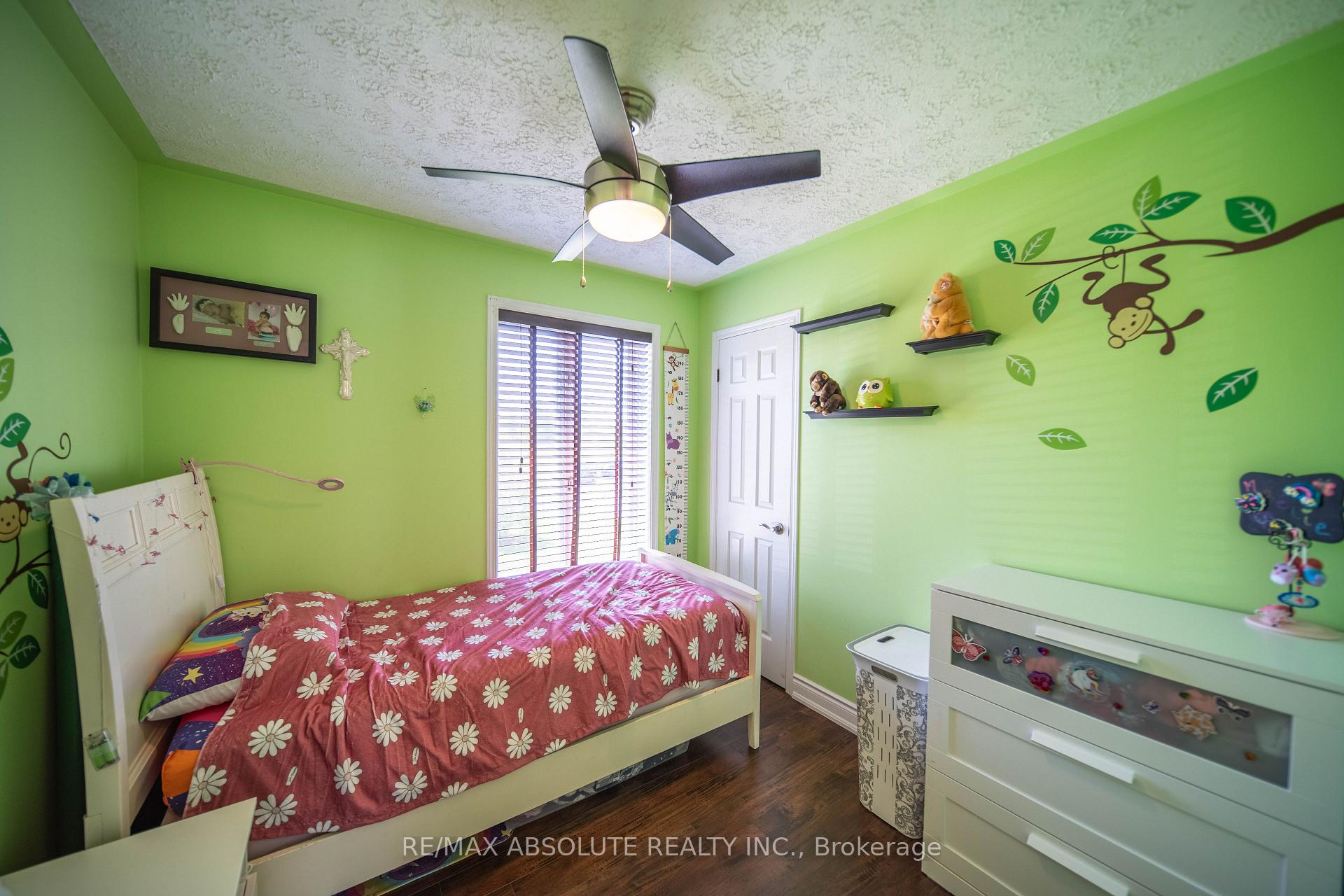 Photo 18 of 38 Duchesse Crescent, Russell, Russell Twp — HOMEH