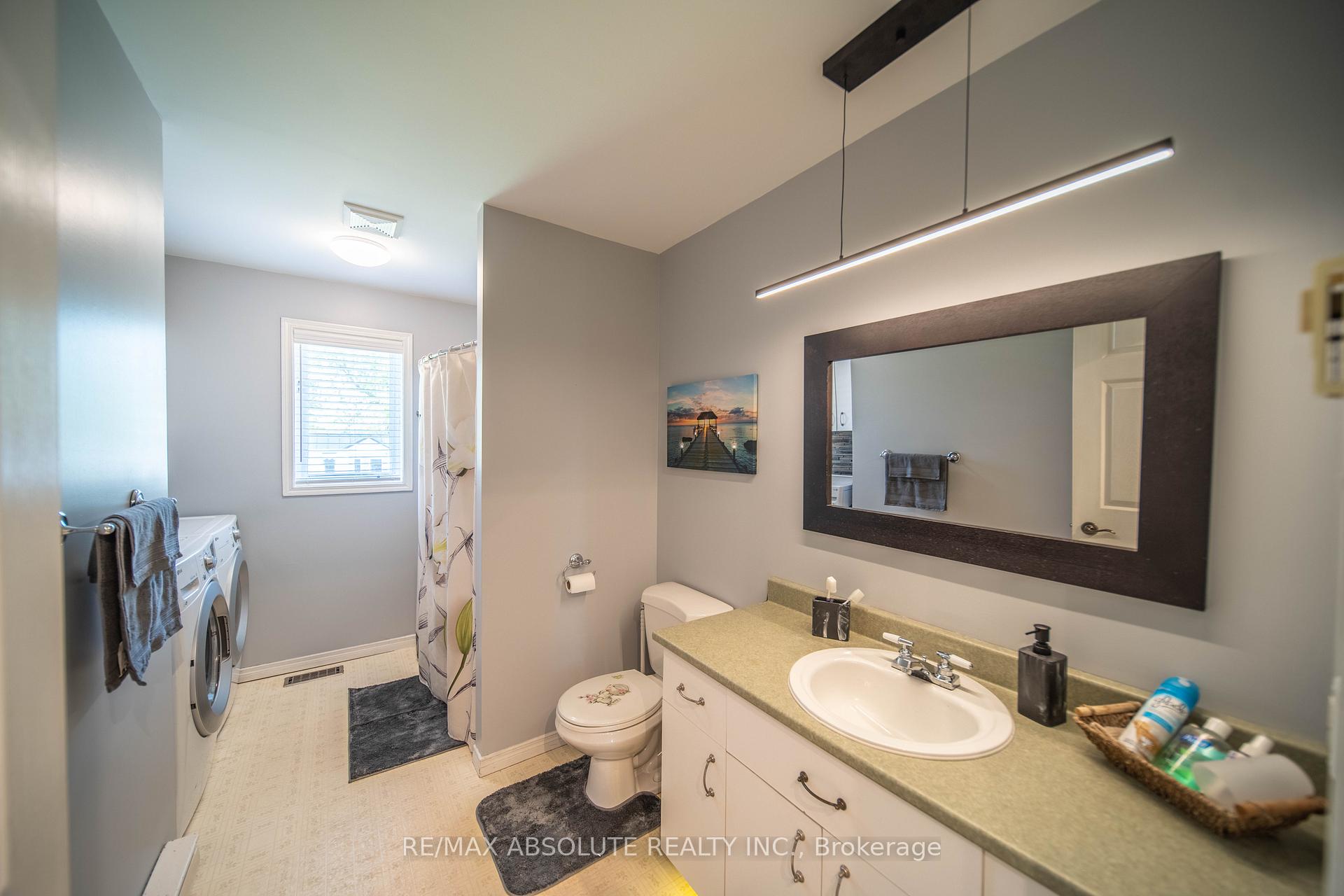 Photo 19 of 38 Duchesse Crescent, Russell, Russell Twp — HOMEH