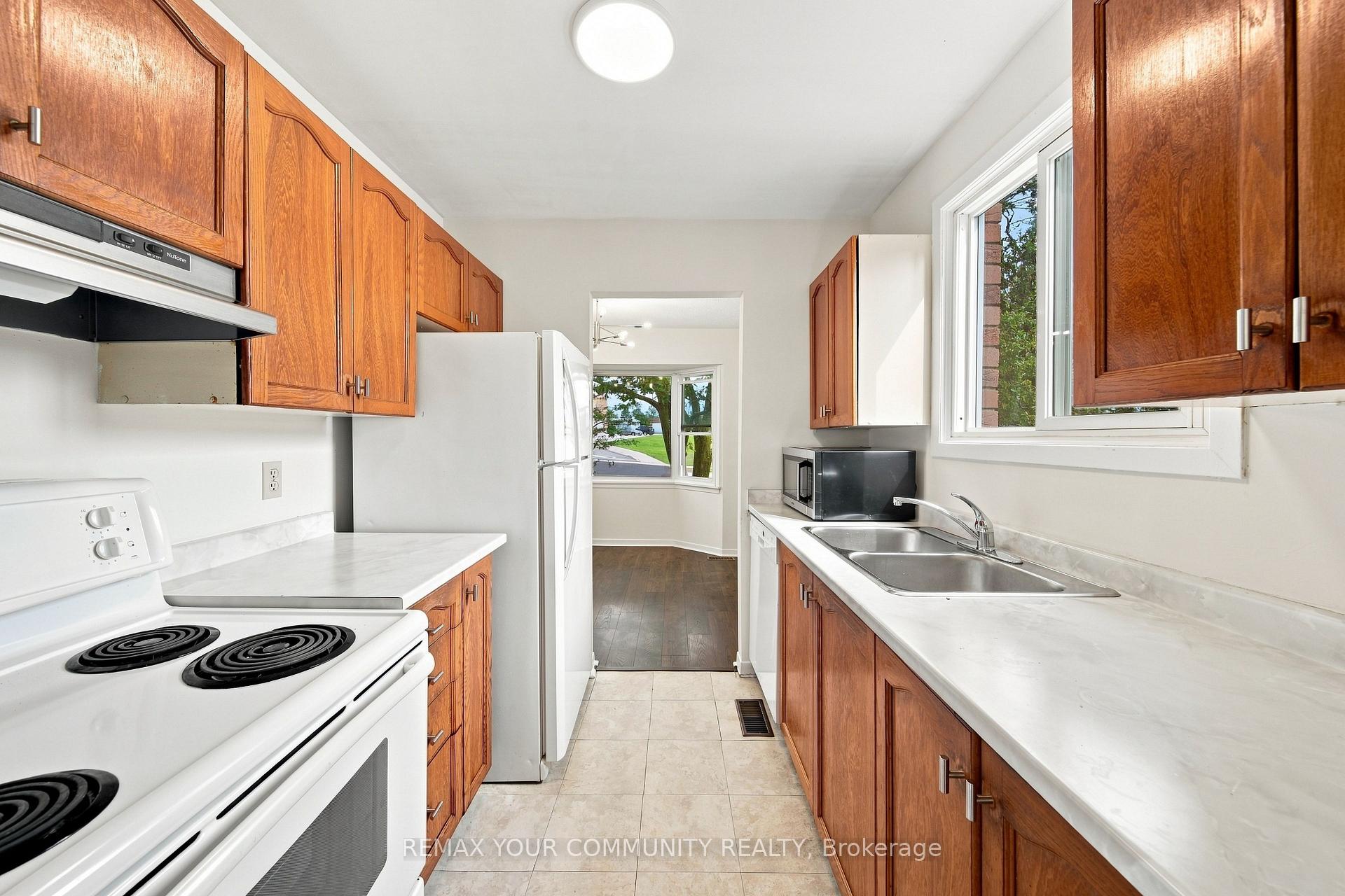 Photo 10 of 233 Little Avenue, Barrie, Allandale Heights — HOMEH