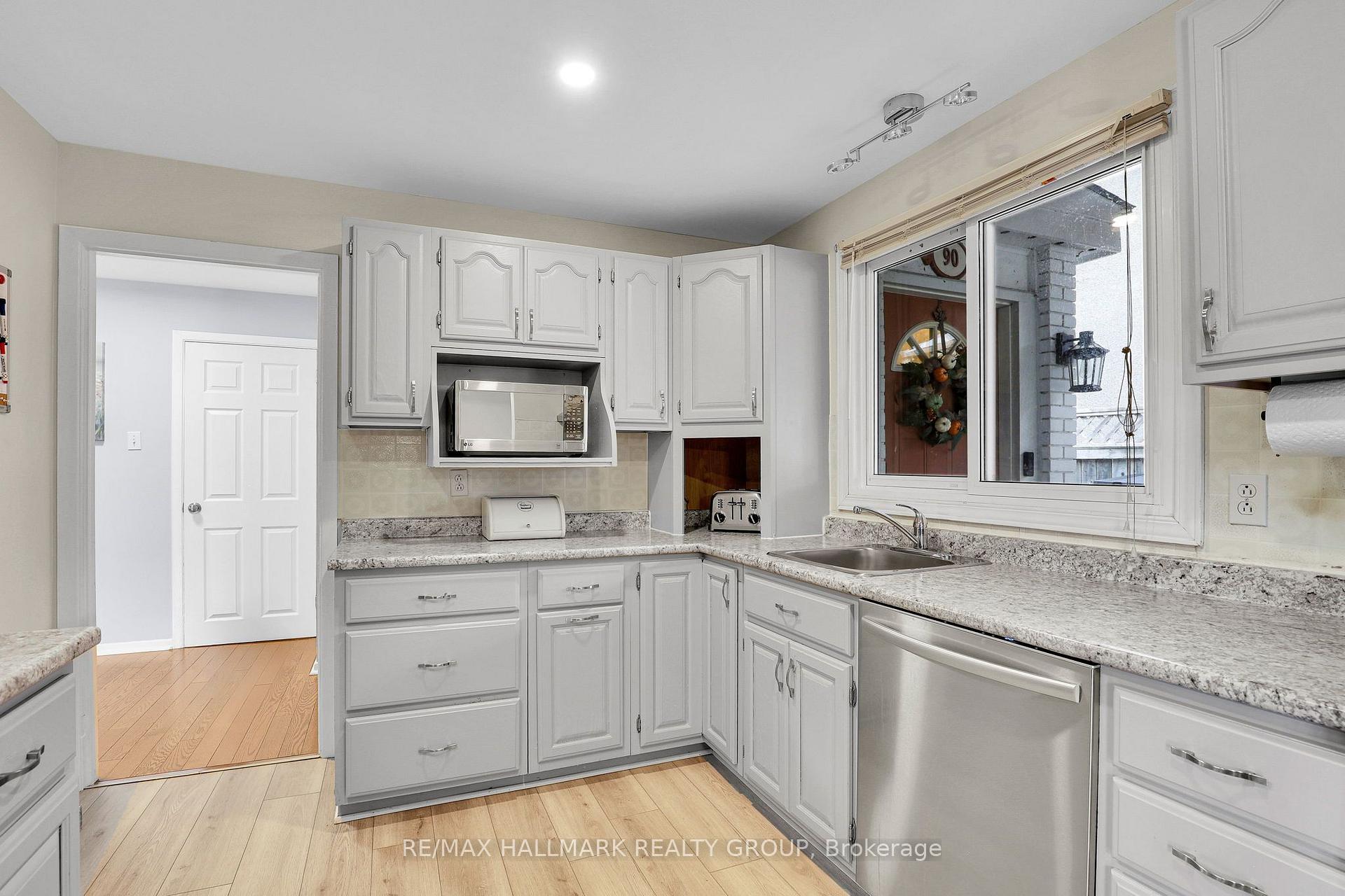Photo 11 of 90 Chesterton Drive, Ottawa, Borden Farm/Stewart Farm/Carleton Heights/Parkwood Hills — HOMEH