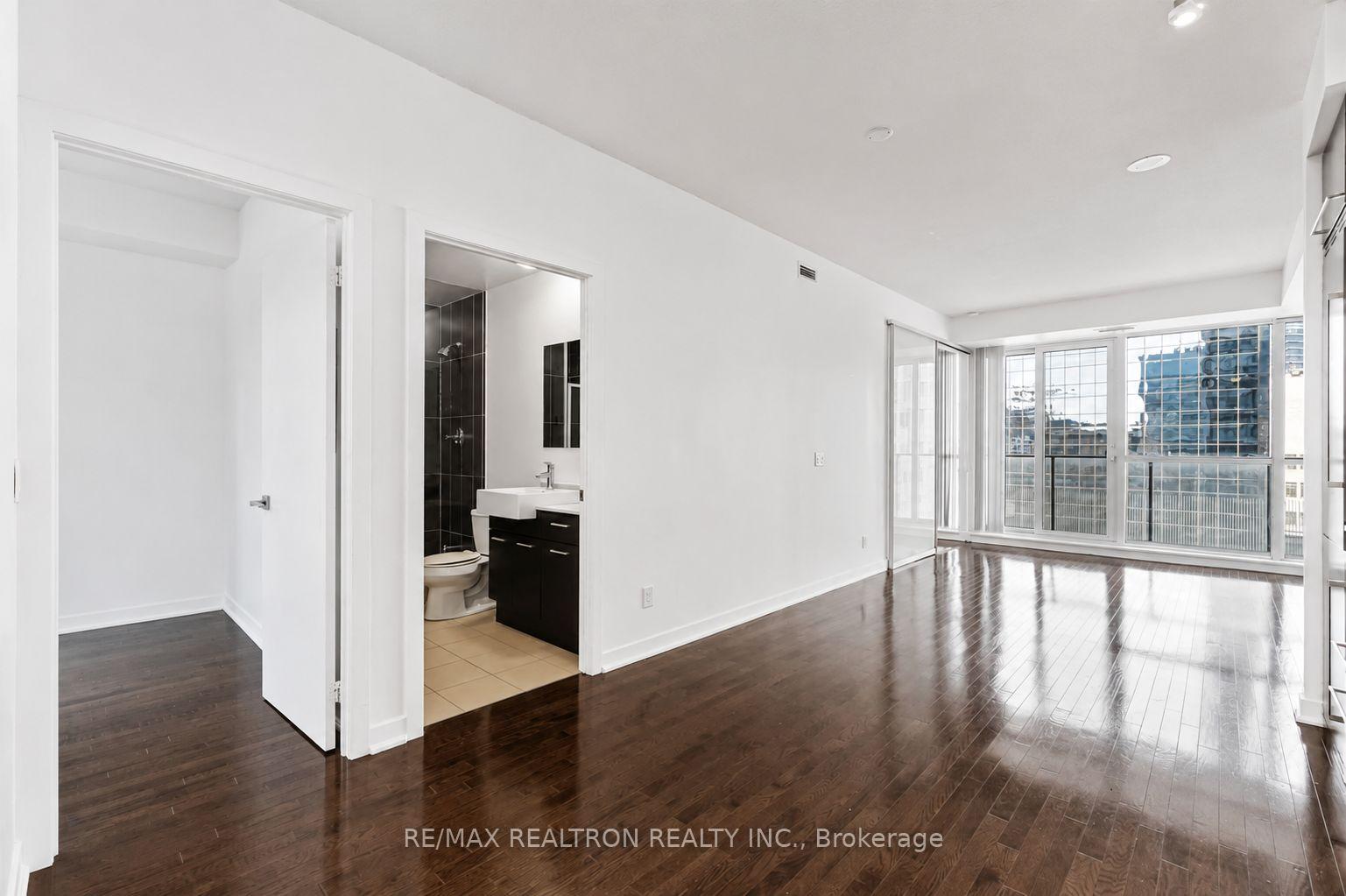Photo 3 of Unit 1402, 770 Bay Street, Toronto, Bay Street Corridor — HOMEH