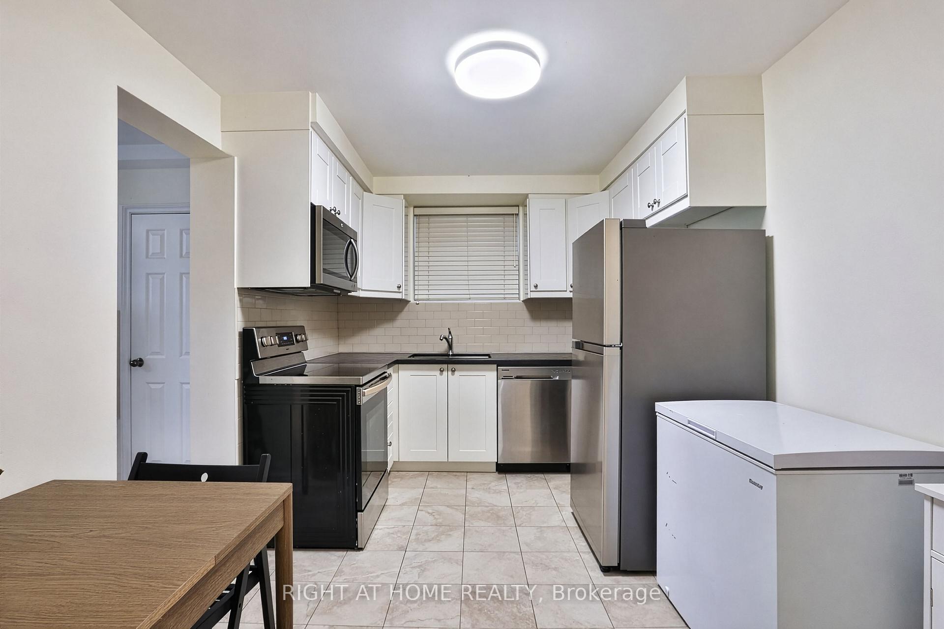 Photo 9 of 35 Fifteenth Street, Etobicoke, New Toronto — HOMEH
