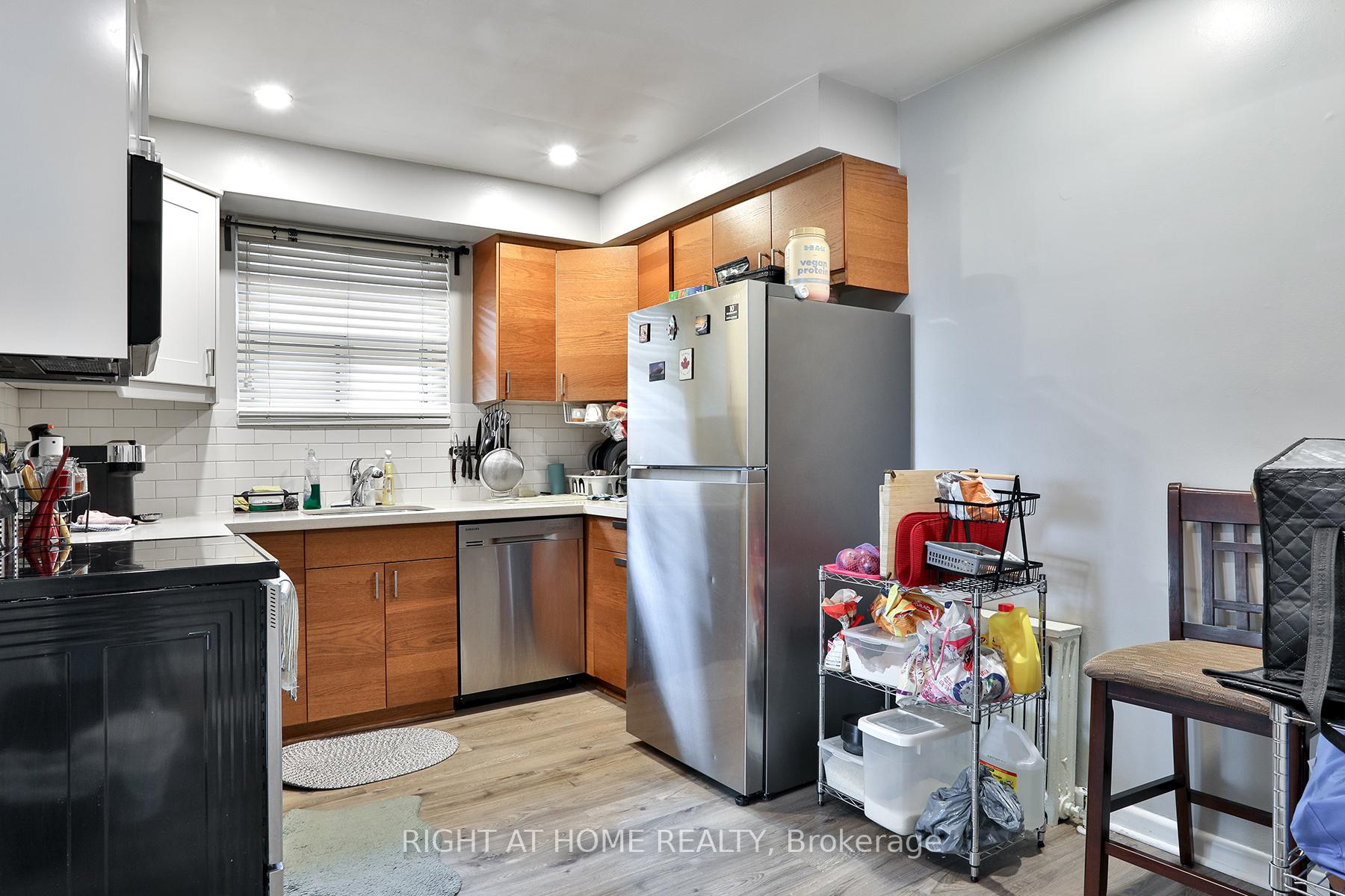 Photo 10 of 35 Fifteenth Street, Etobicoke, New Toronto — HOMEH