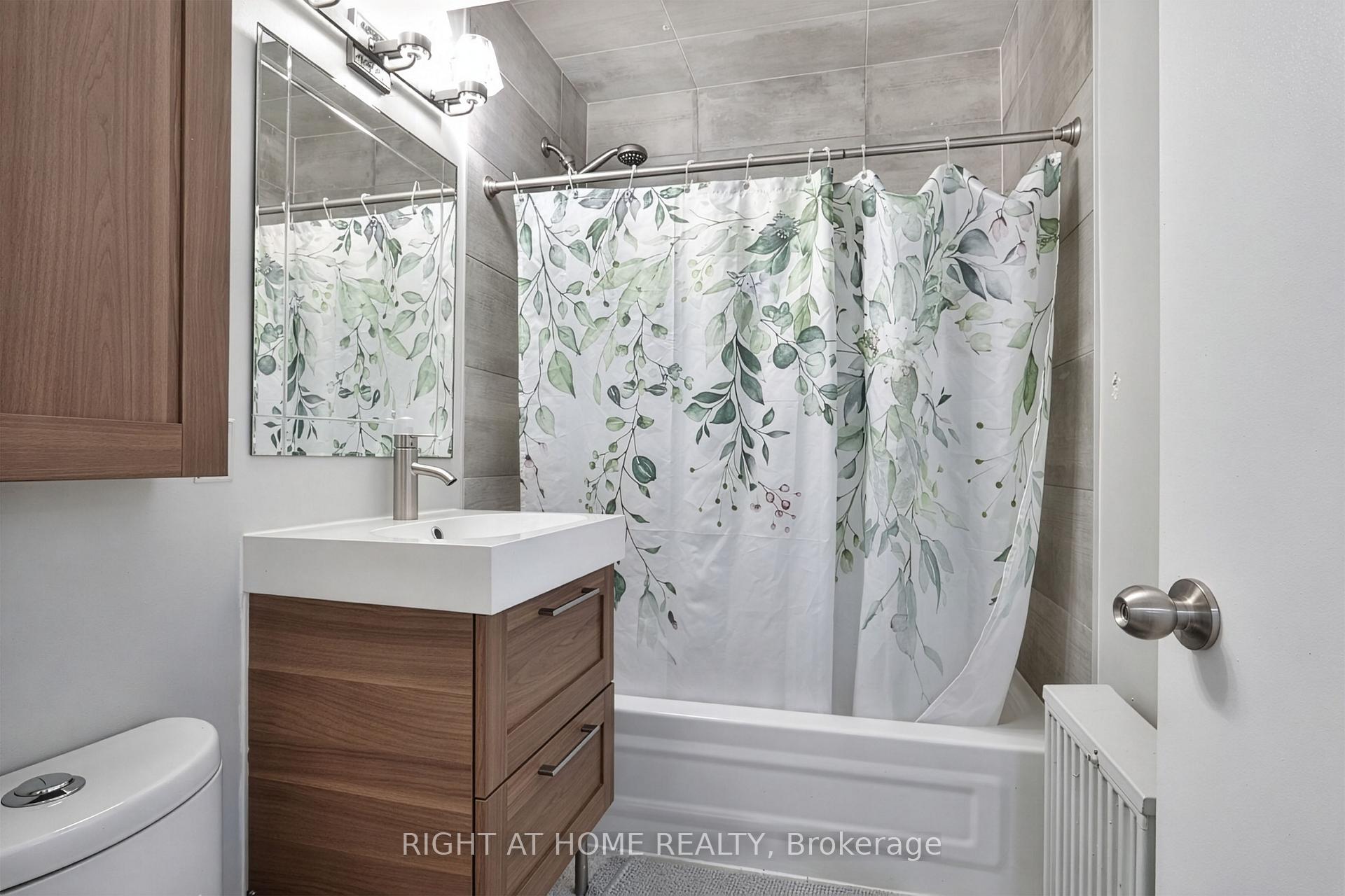 Photo 14 of 35 Fifteenth Street, Etobicoke, New Toronto — HOMEH