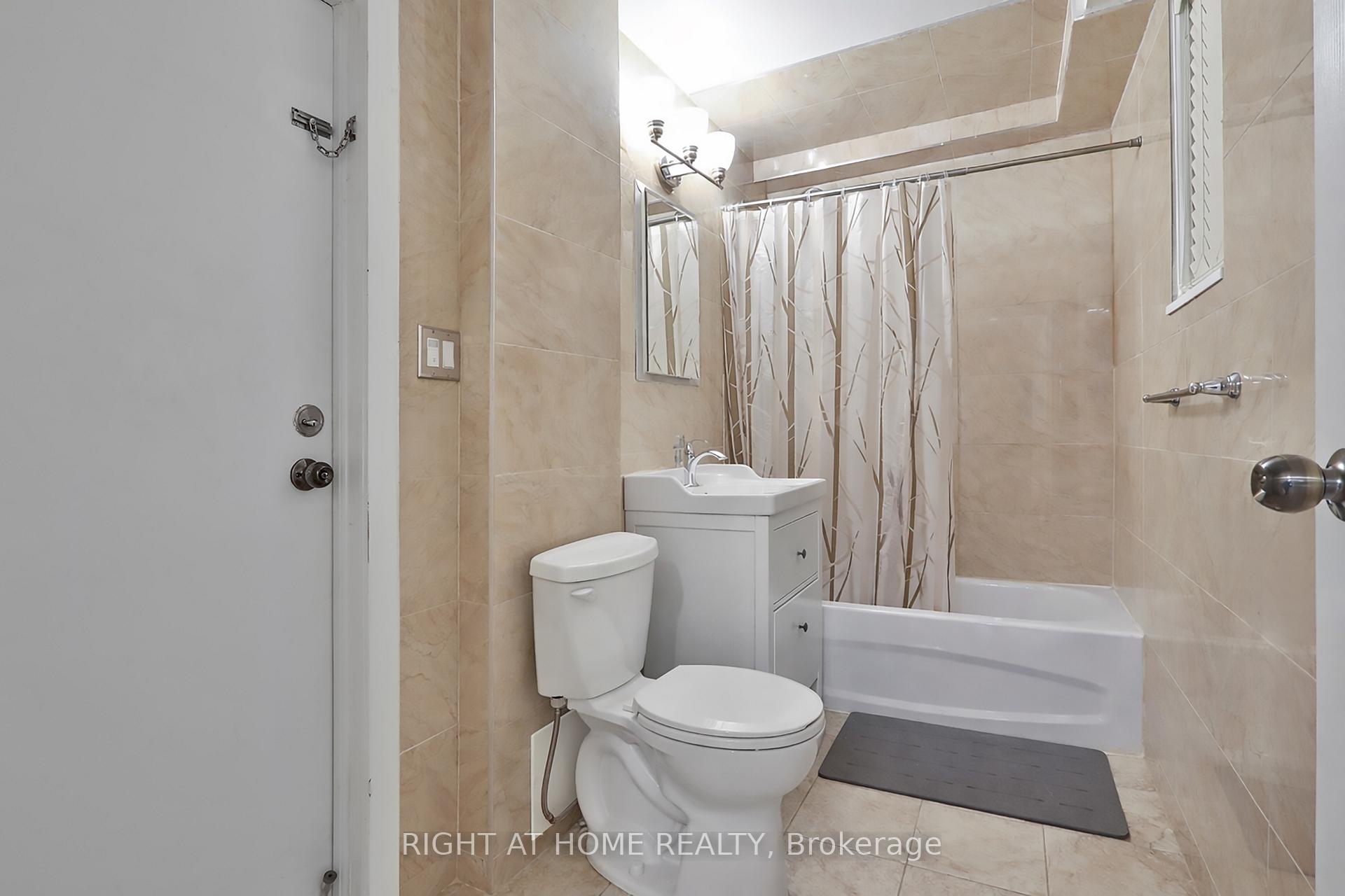 Photo 15 of 35 Fifteenth Street, Etobicoke, New Toronto — HOMEH