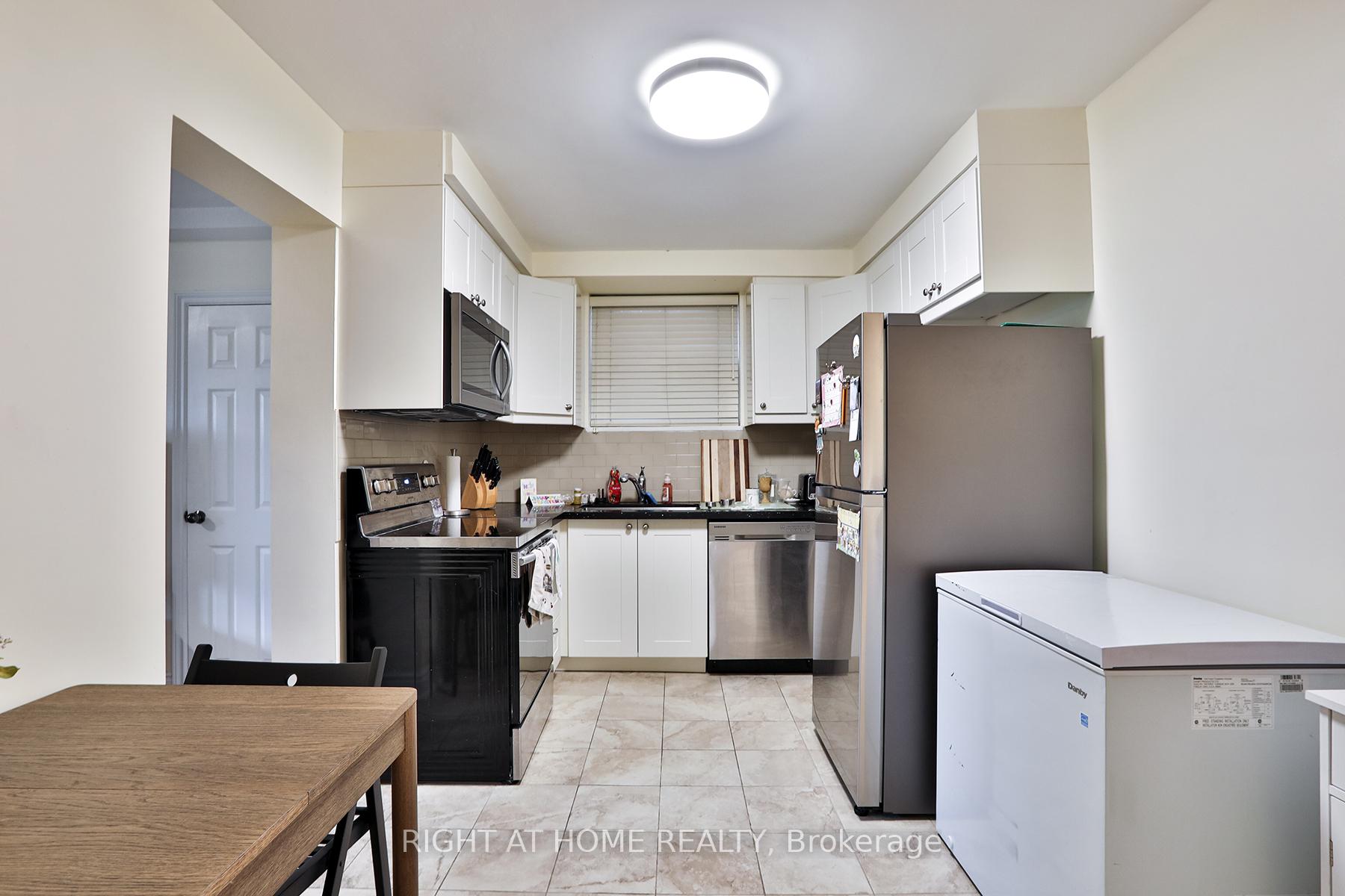 Photo 21 of 35 Fifteenth Street, Etobicoke, New Toronto — HOMEH