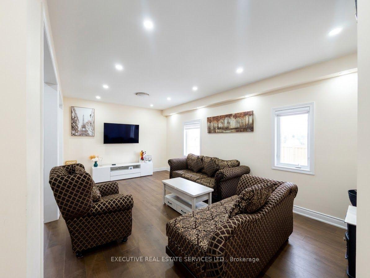 Photo 2 of 118 Turquoise Crescent, Brampton, Bram East — HOMEH