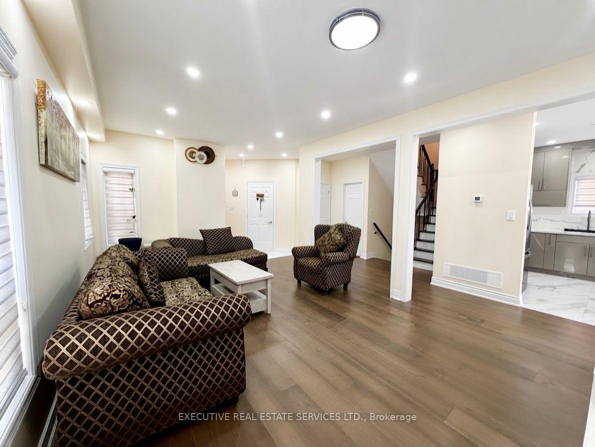 Photo 3 of 118 Turquoise Crescent, Brampton, Bram East — HOMEH